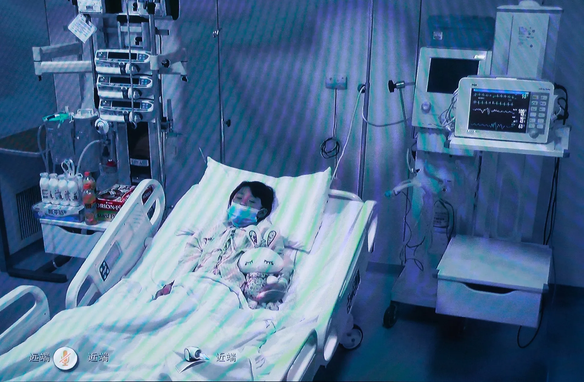 Menina chinesa recebendo tratamento médico em um hospital após ser infectada com a cepa A/H7N9.