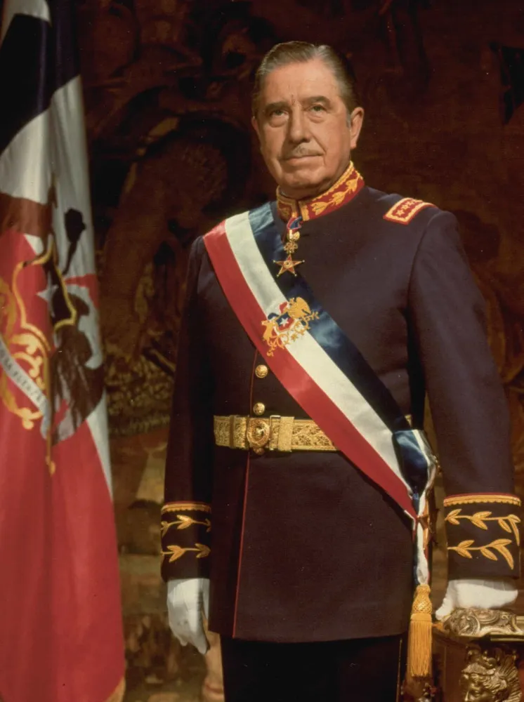 Augusto Pinochet, ditador do Chile, em traje militar.