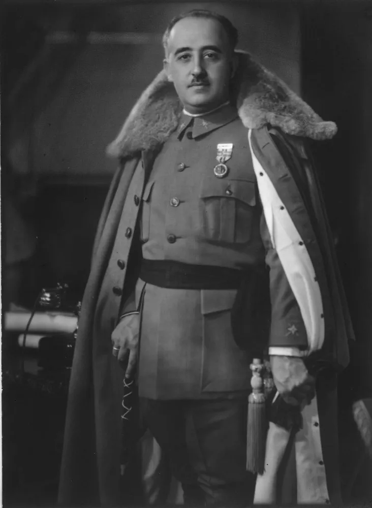 O general espanhol Francisco Franco em uniforme militar.