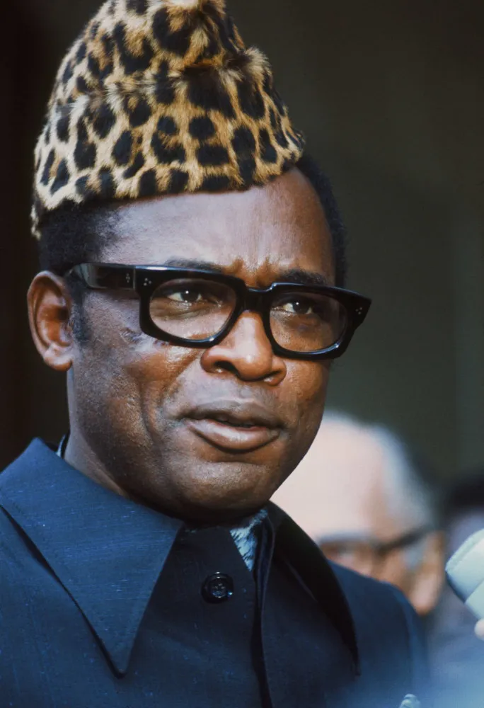 Mobutu Sese Seko, presidente do Zaire, usando seu icônico chapéu de pele de leopardo.