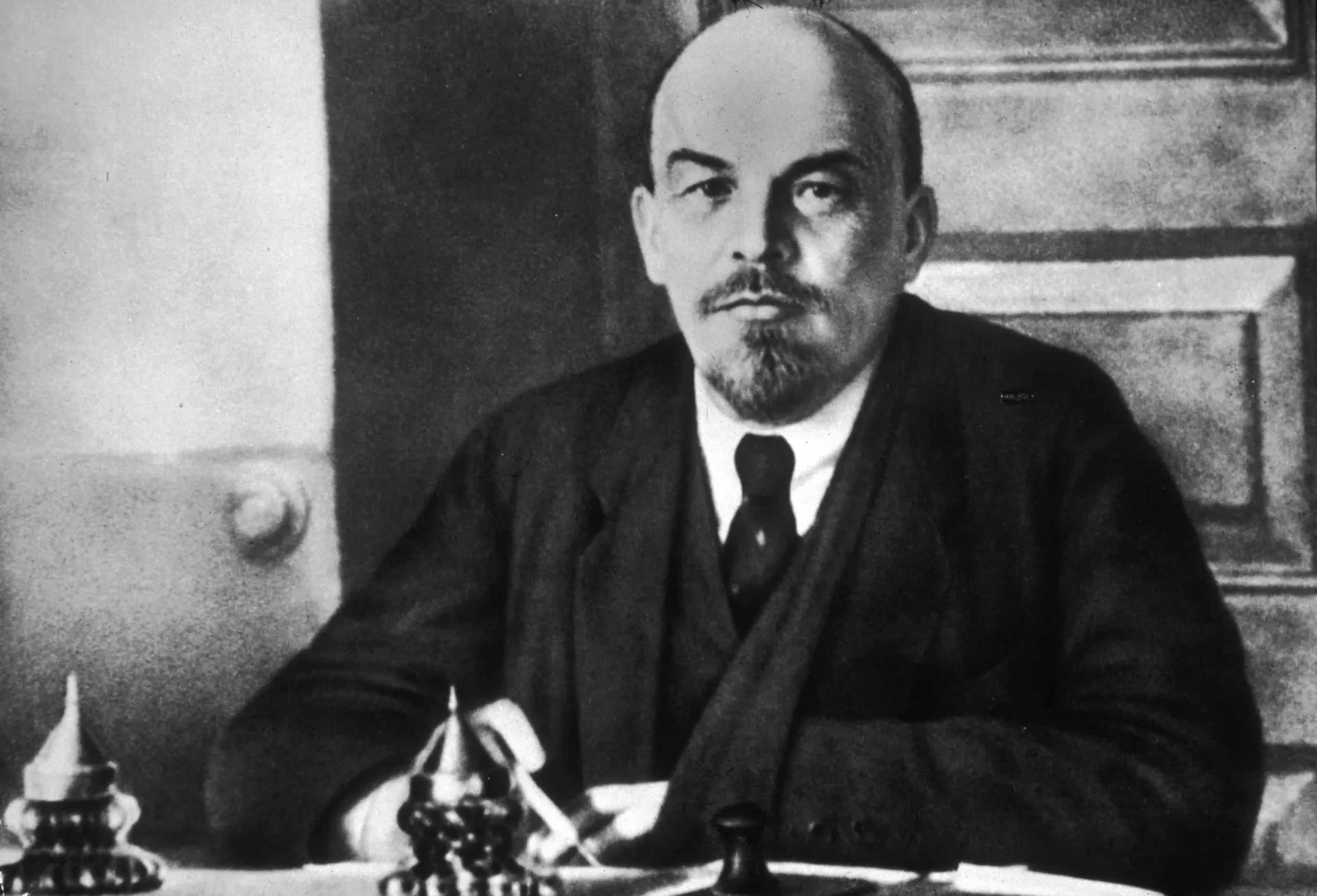 Vladimir Lenin discursando para uma multidão.