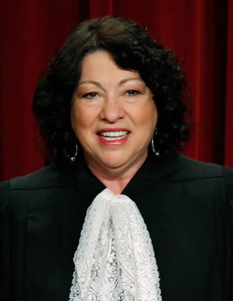 A juíza da Suprema Corte dos EUA, Sonia Sotomayor, usando brincos de argola com confiança.