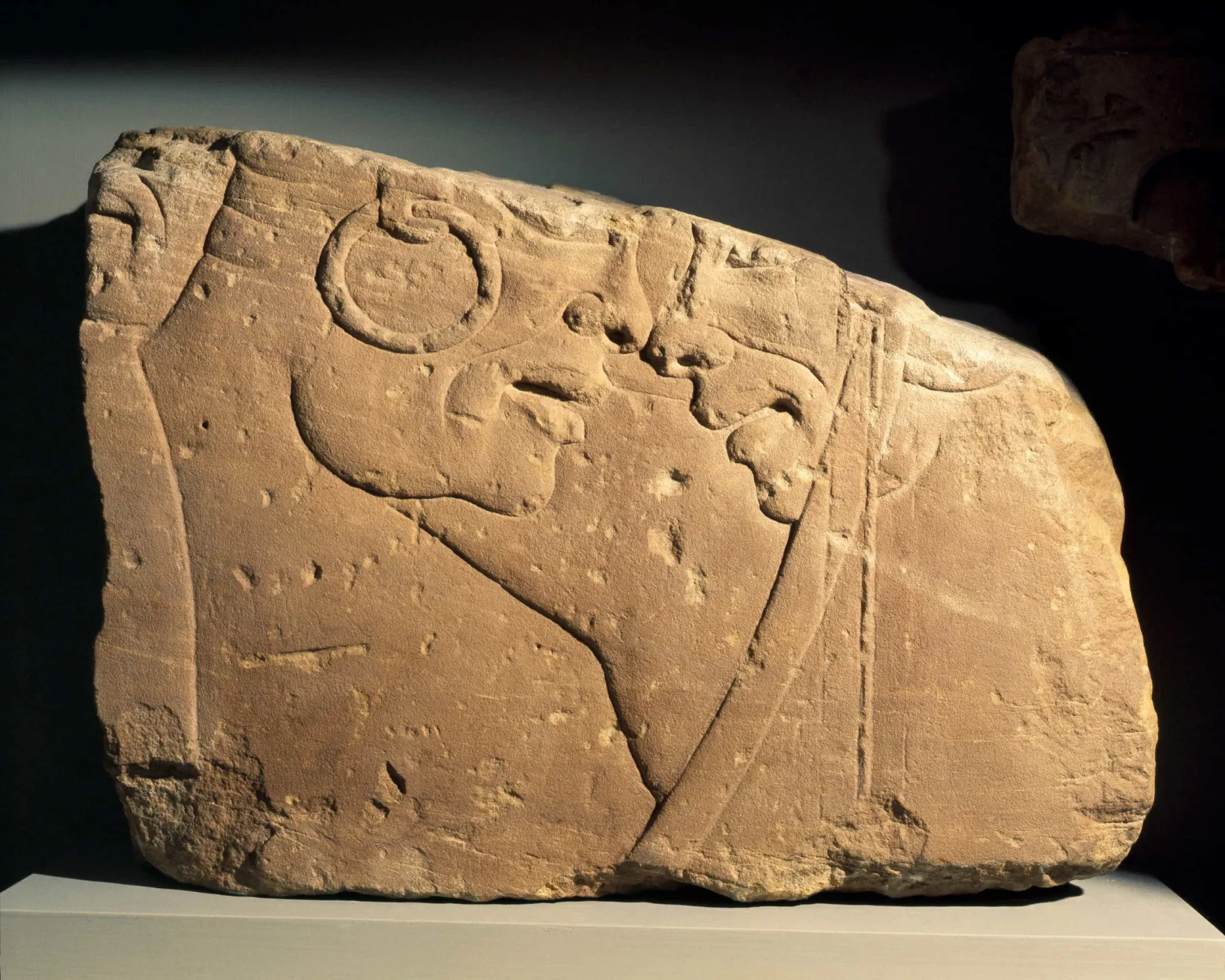 Relevo em pedra de 1348 a.C. mostrando dois guerreiros núbios usando brincos de argola.