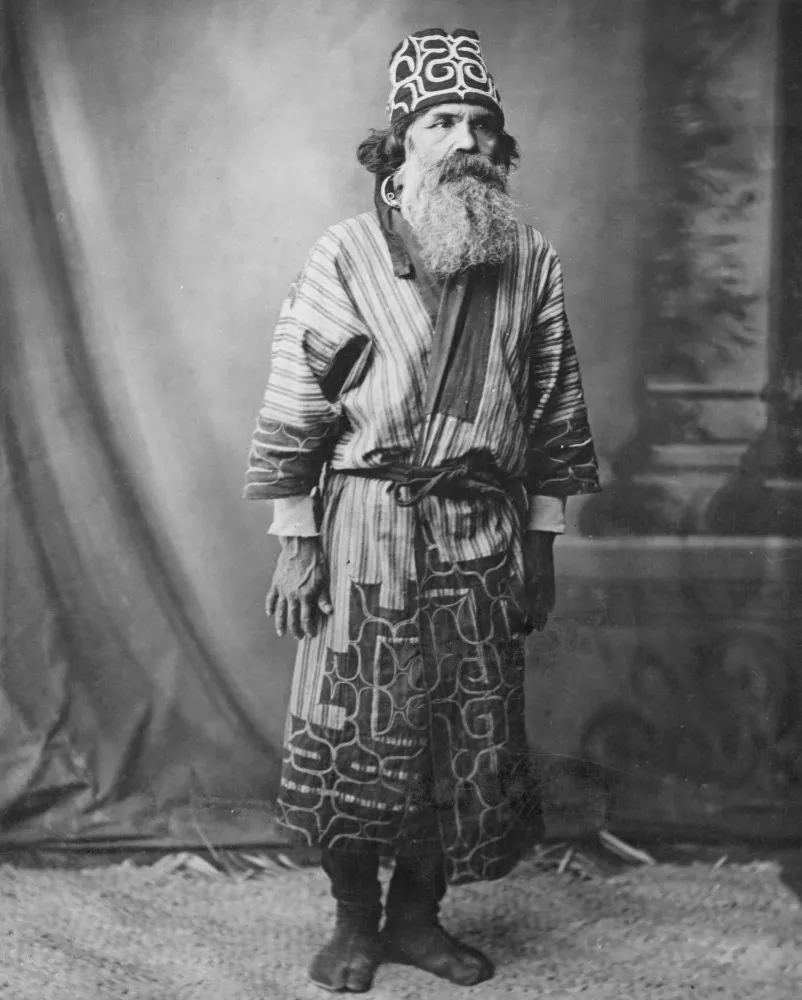Mulher do povo Ainu do Japão do século XIX usando um grande brinco de argola tradicional.