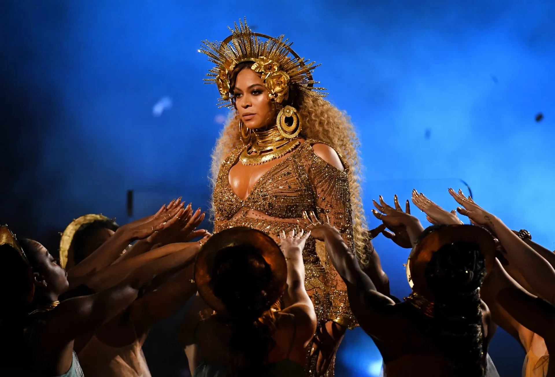 Beyoncé em sua performance icônica no Grammy de 2017, usando uma coroa e grandes brincos de argola.