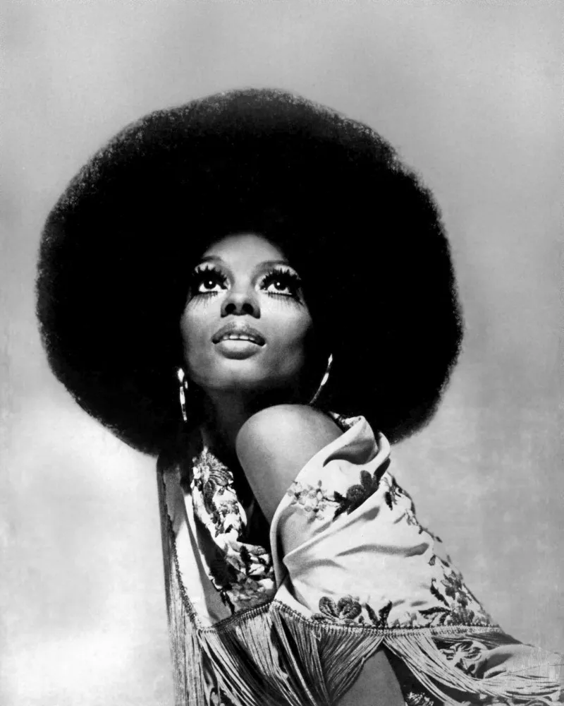 A cantora Diana Ross, ícone da era disco, usando grandes brincos de argola dourados.