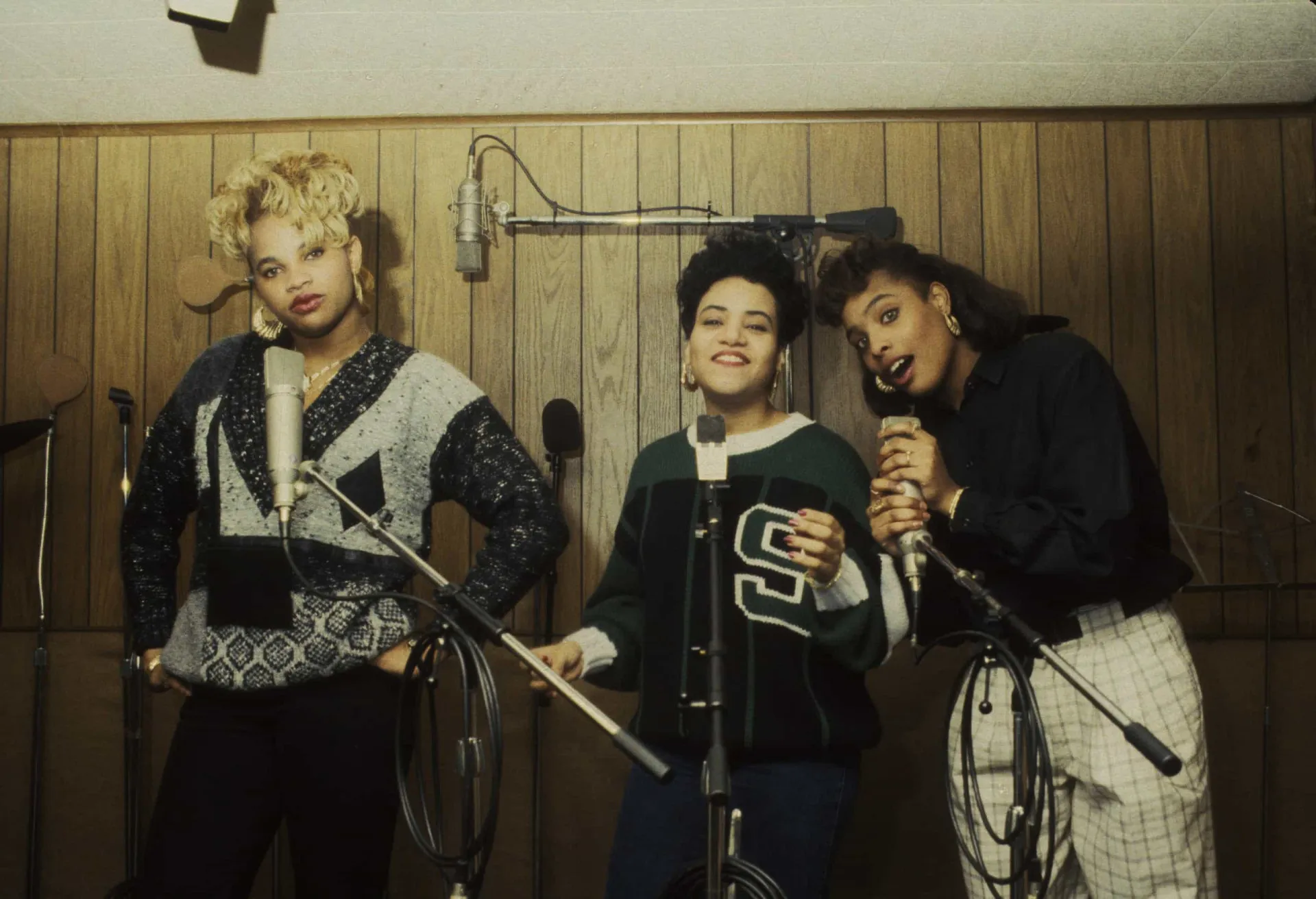 A icônica dupla de hip hop Salt-N-Pepa usando grandes brincos de argola dourados nos anos 90.