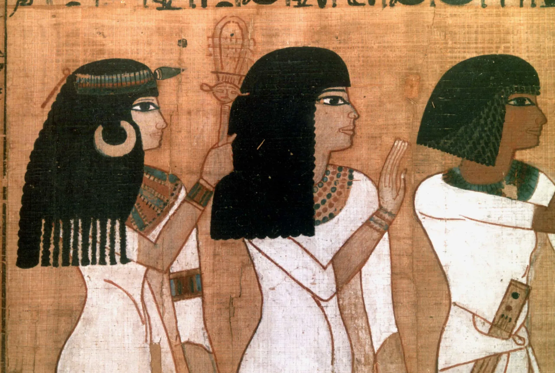 Máscara funerária egípcia de uma mulher da realeza usando brincos de argola de ouro.