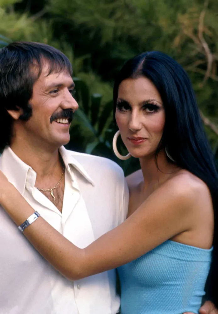 A cantora Cher, outra frequentadora do Studio 54, usando brincos de argola como parte de seu look disco.