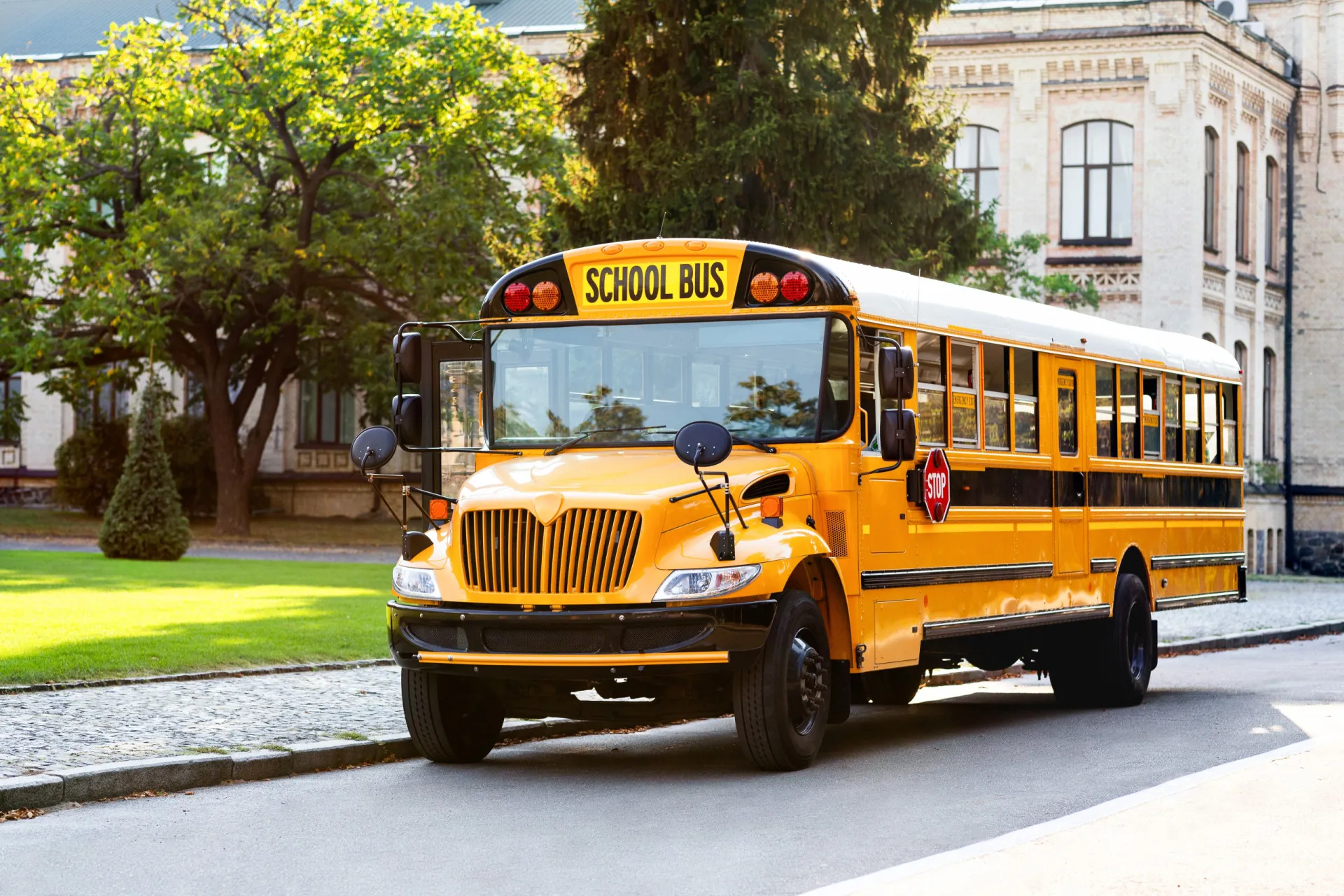 Um ônibus escolar amarelo clássico dos EUA, visto de frente.