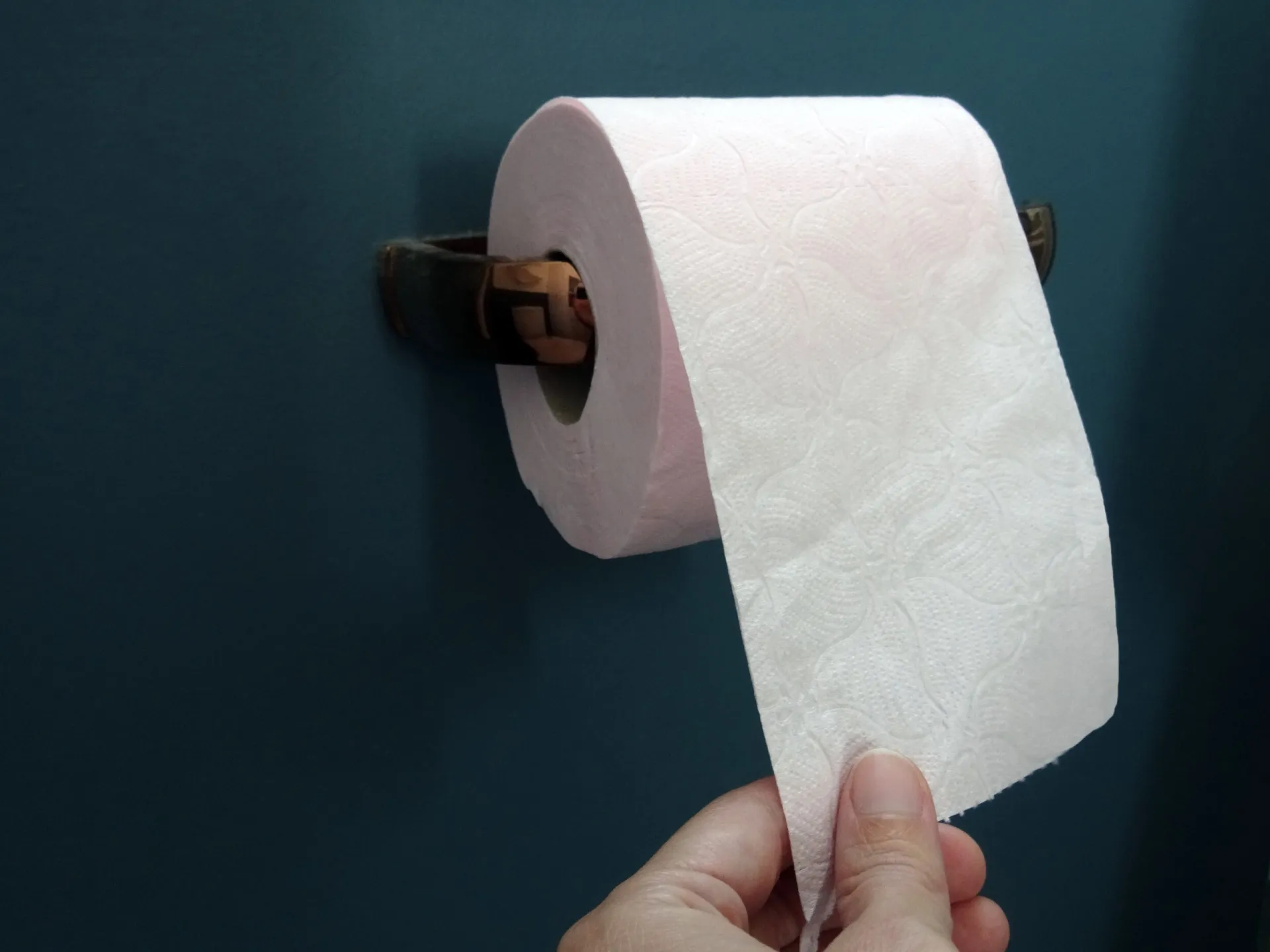 Vários rolos de papel higiênico branco empilhados uns sobre os outros.