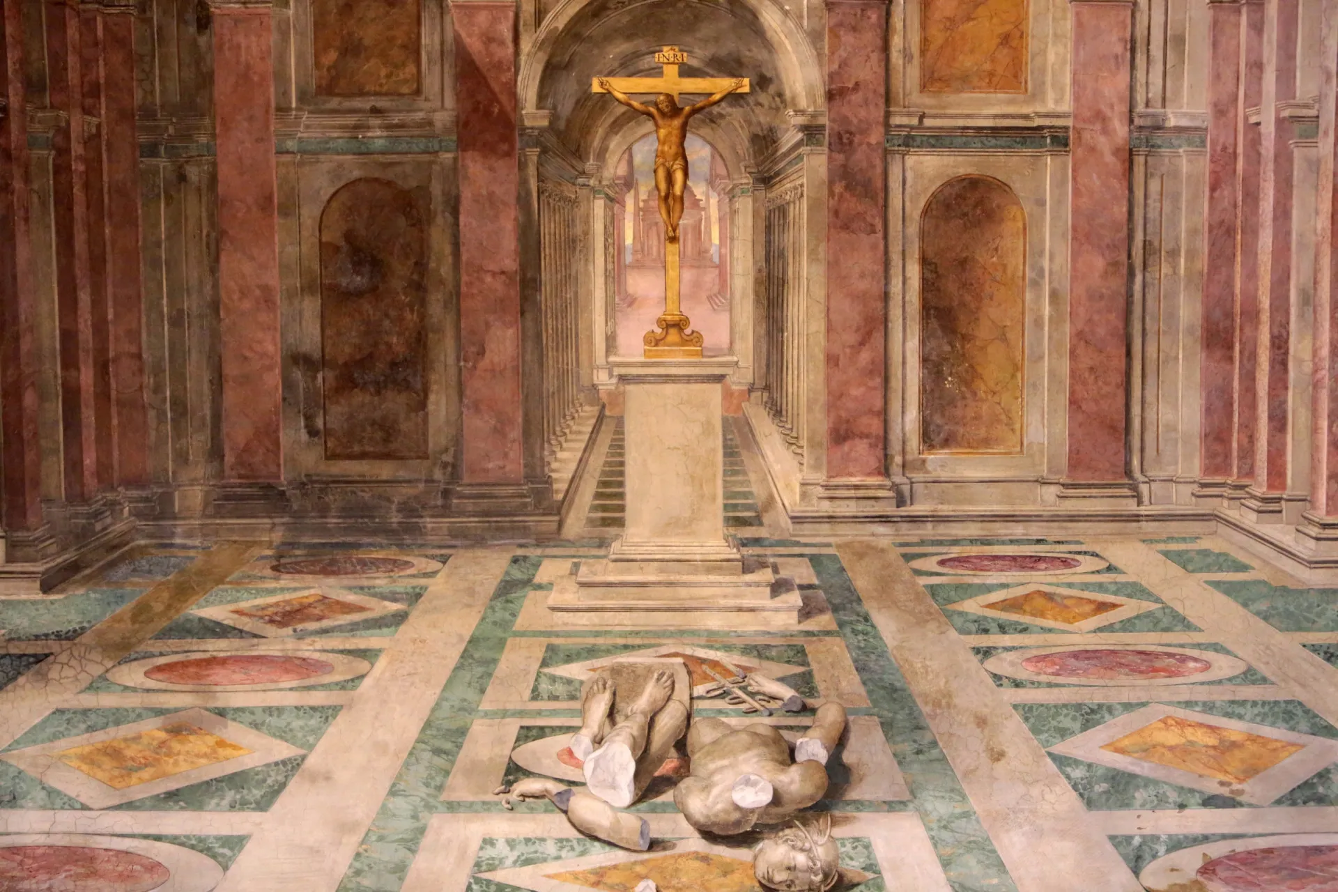 Uma pintura retratando o triunfo do cristianismo, com anjos e figuras religiosas em destaque.