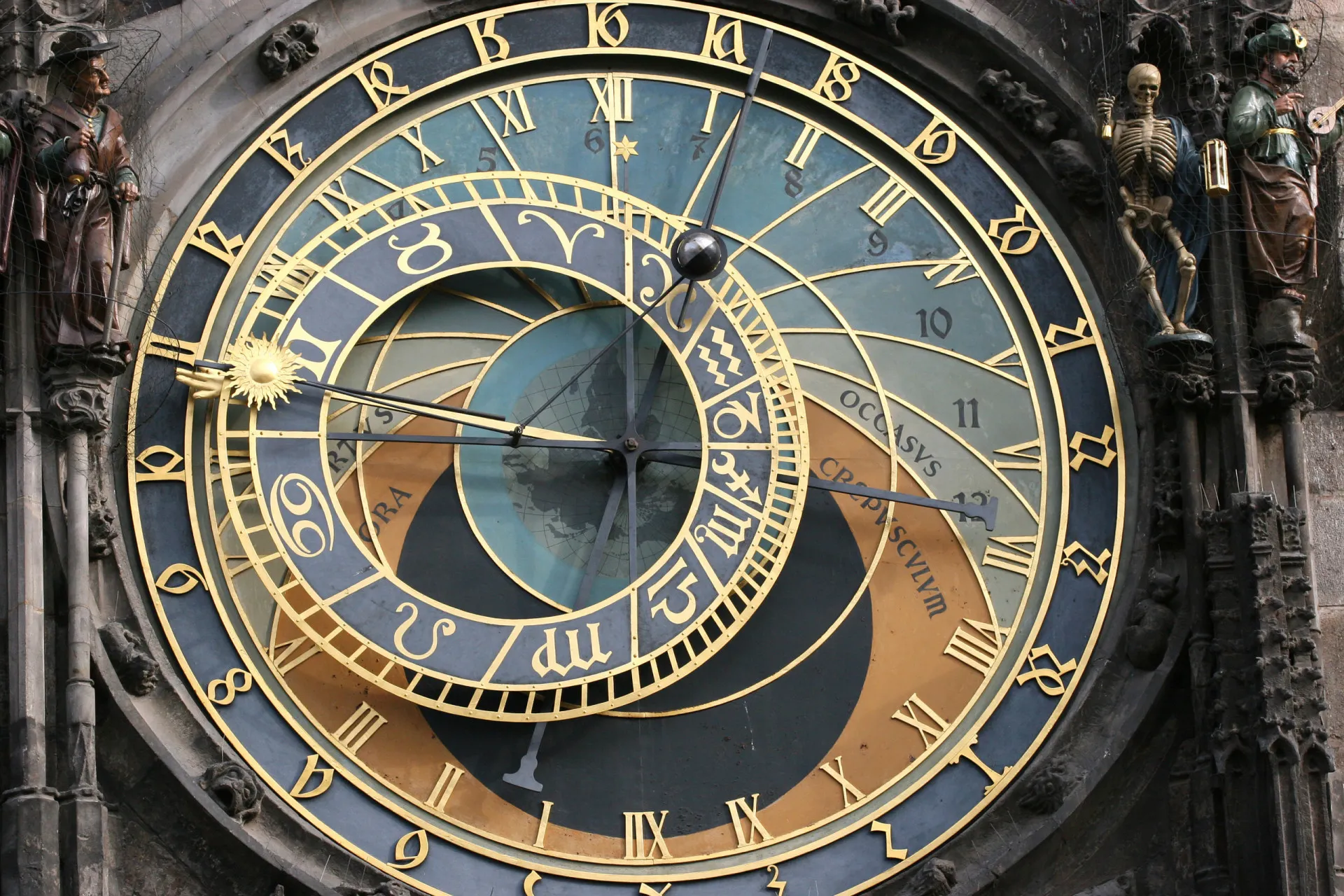 O relógio astronômico de Praga, um complexo relógio mecânico de origem medieval.