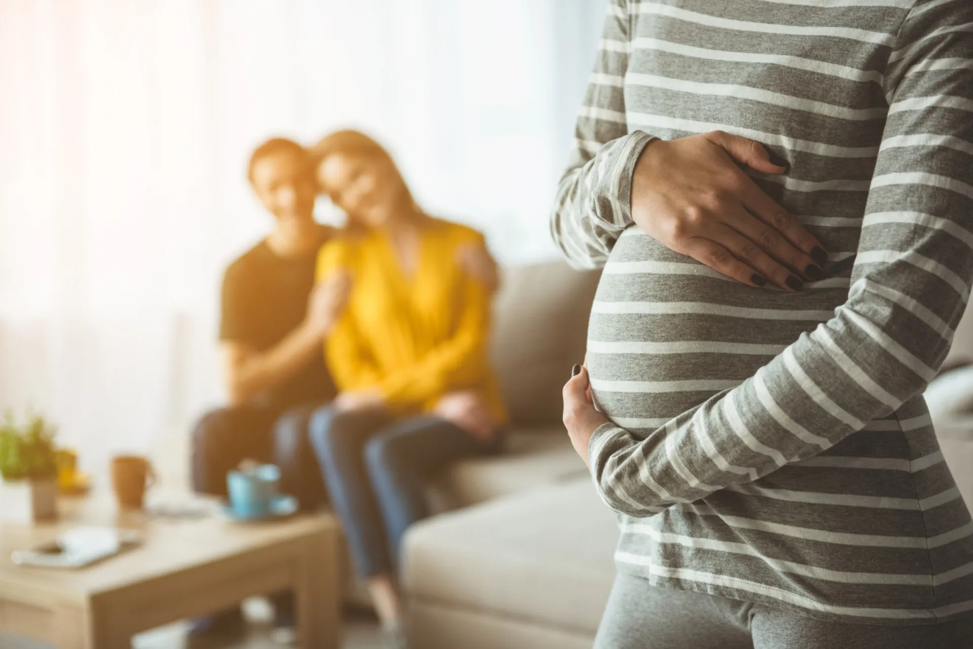 Duas mulheres de mãos dadas, simbolizando o acordo de barriga de aluguel.