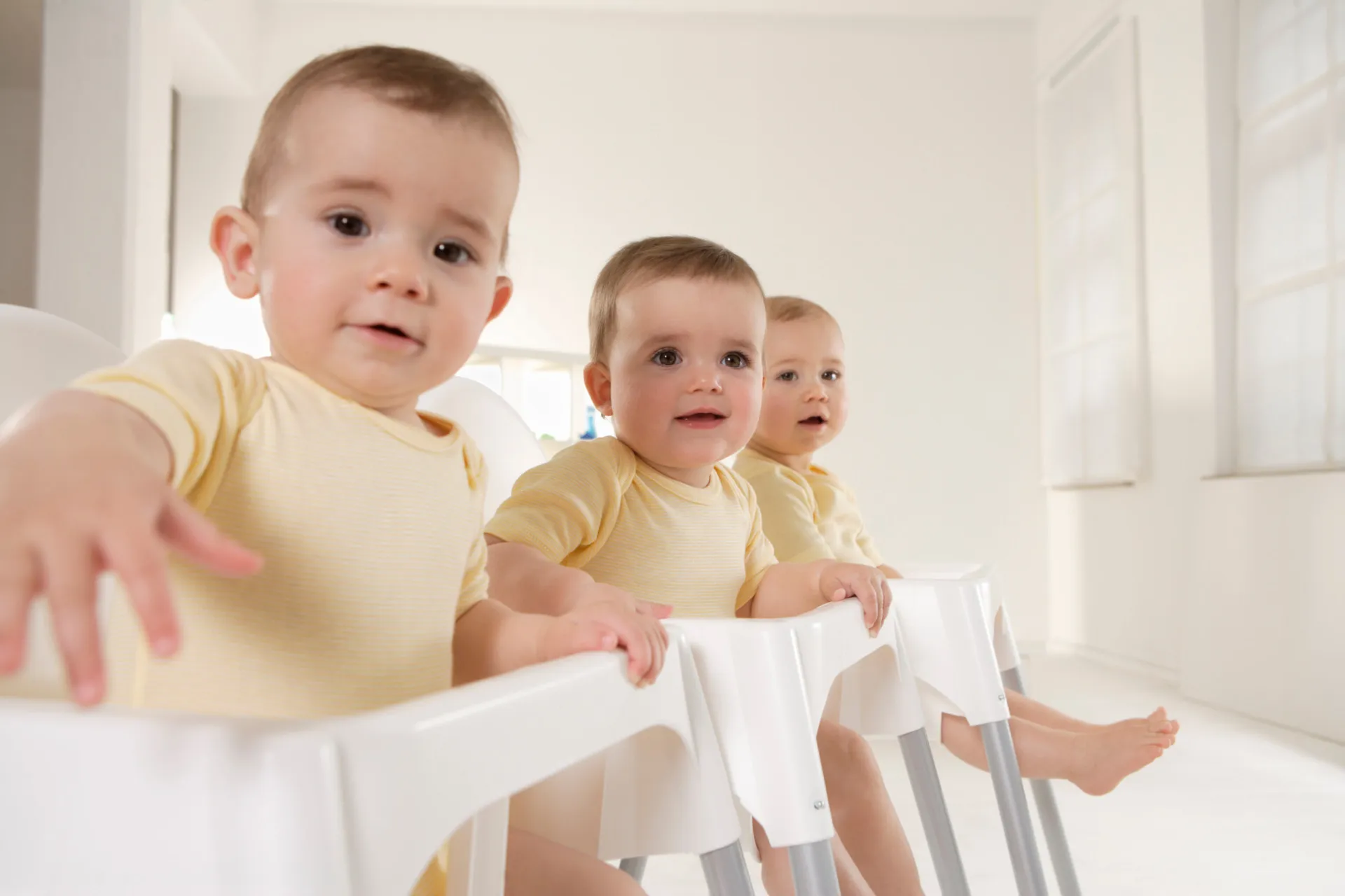 Ilustração de dois óvulos sendo fertilizados por espermatozoides diferentes, mas no mesmo ciclo.
