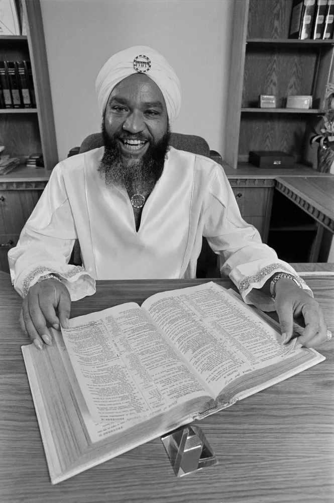 Yahweh ben Yahweh, nascido Hulon Mitchell Jr., usando um turbante branco e vestes religiosas.