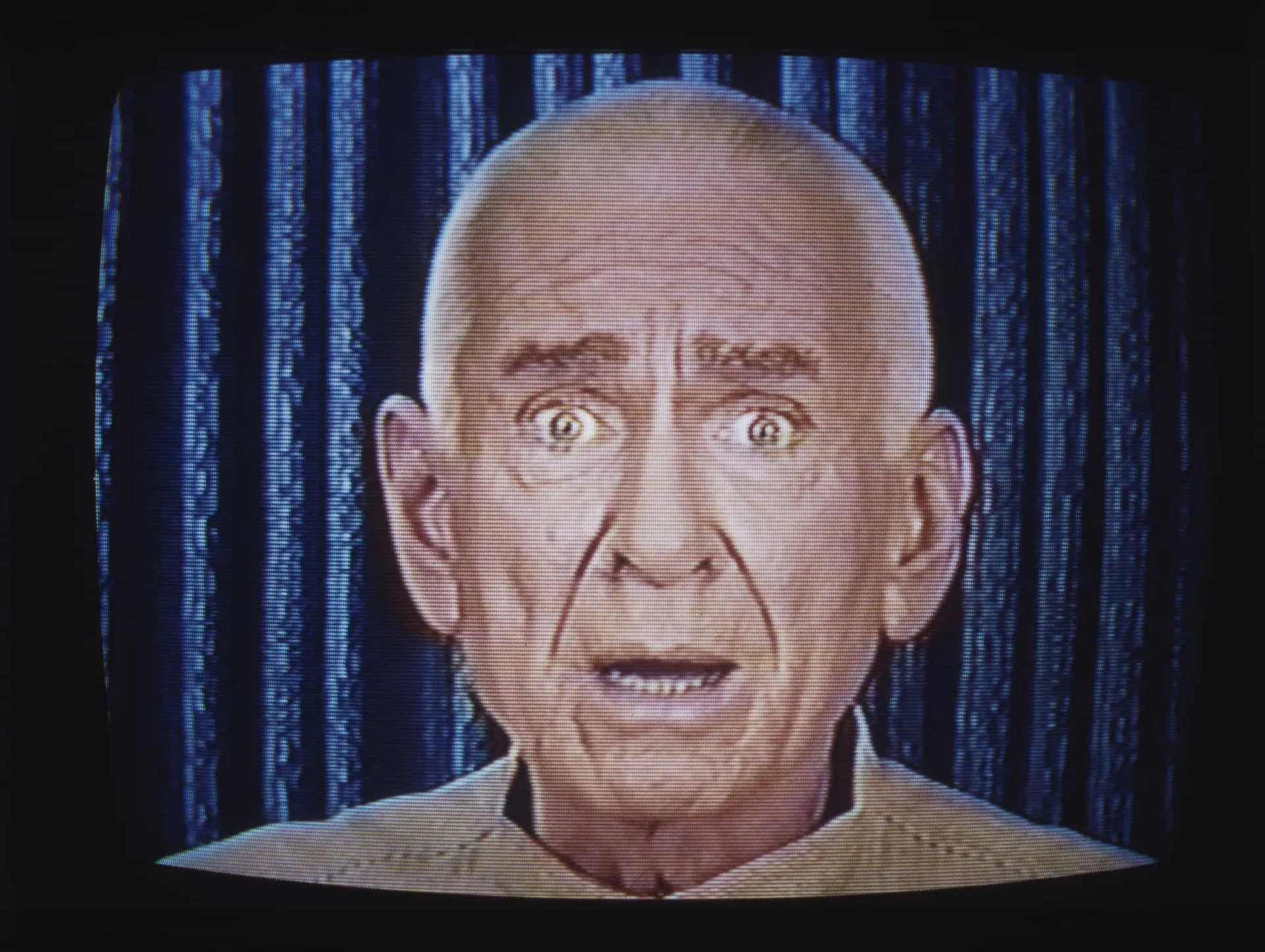 Marshall Applewhite em um vídeo, com olhos intensos e cabelo curto, falando com convicção.