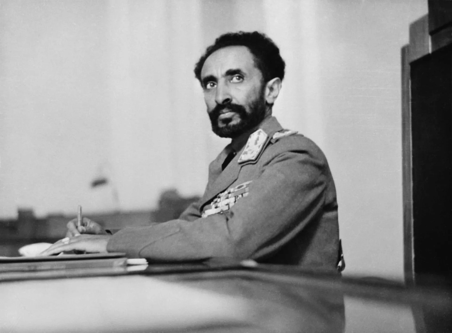 O Imperador Haile Selassie I da Etiópia, em trajes militares formais, representando sua autoridade real.