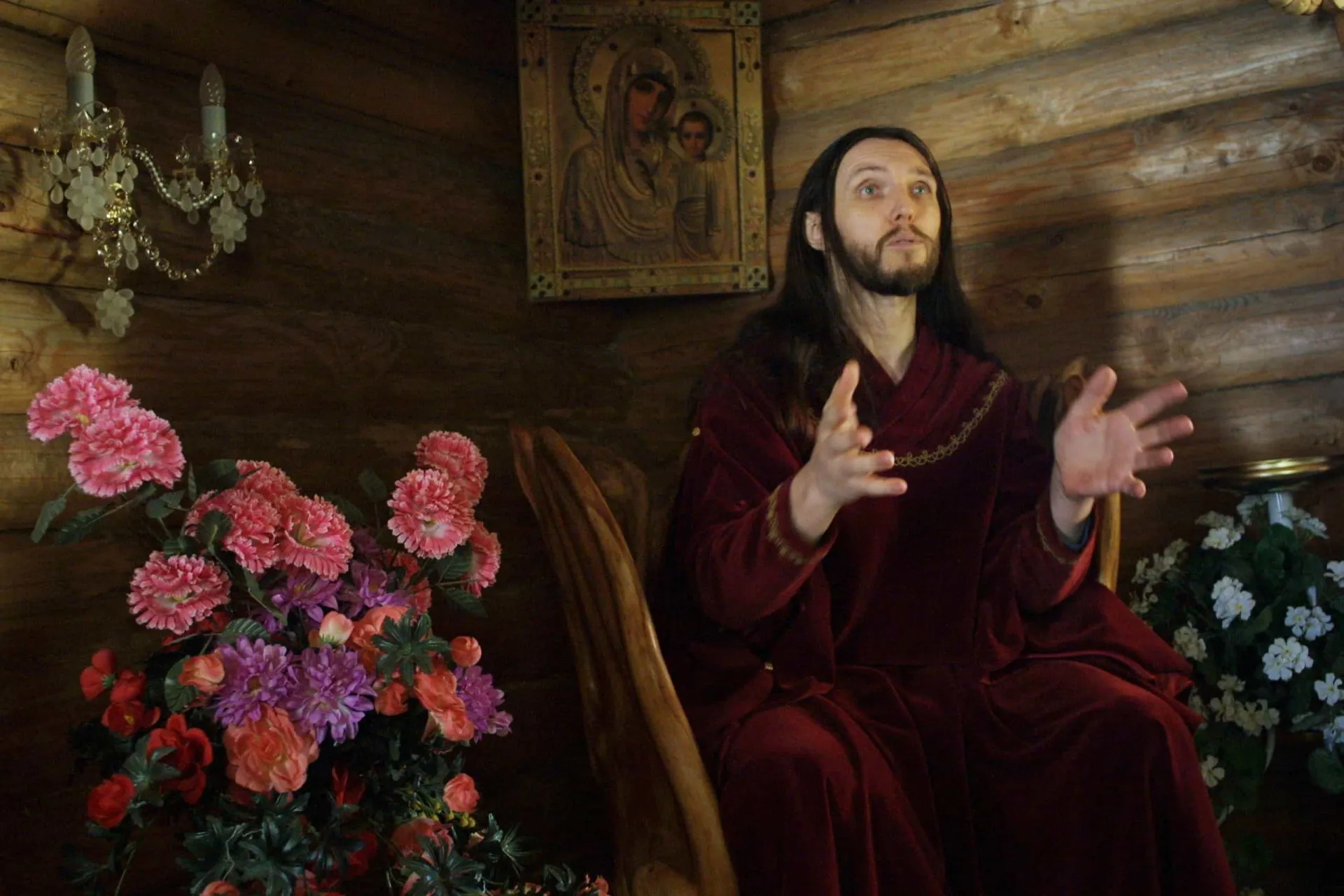 Sergei Torop, conhecido como Vissarion, com cabelos longos, barba e túnica, parecendo-se com a imagem popular de Jesus.