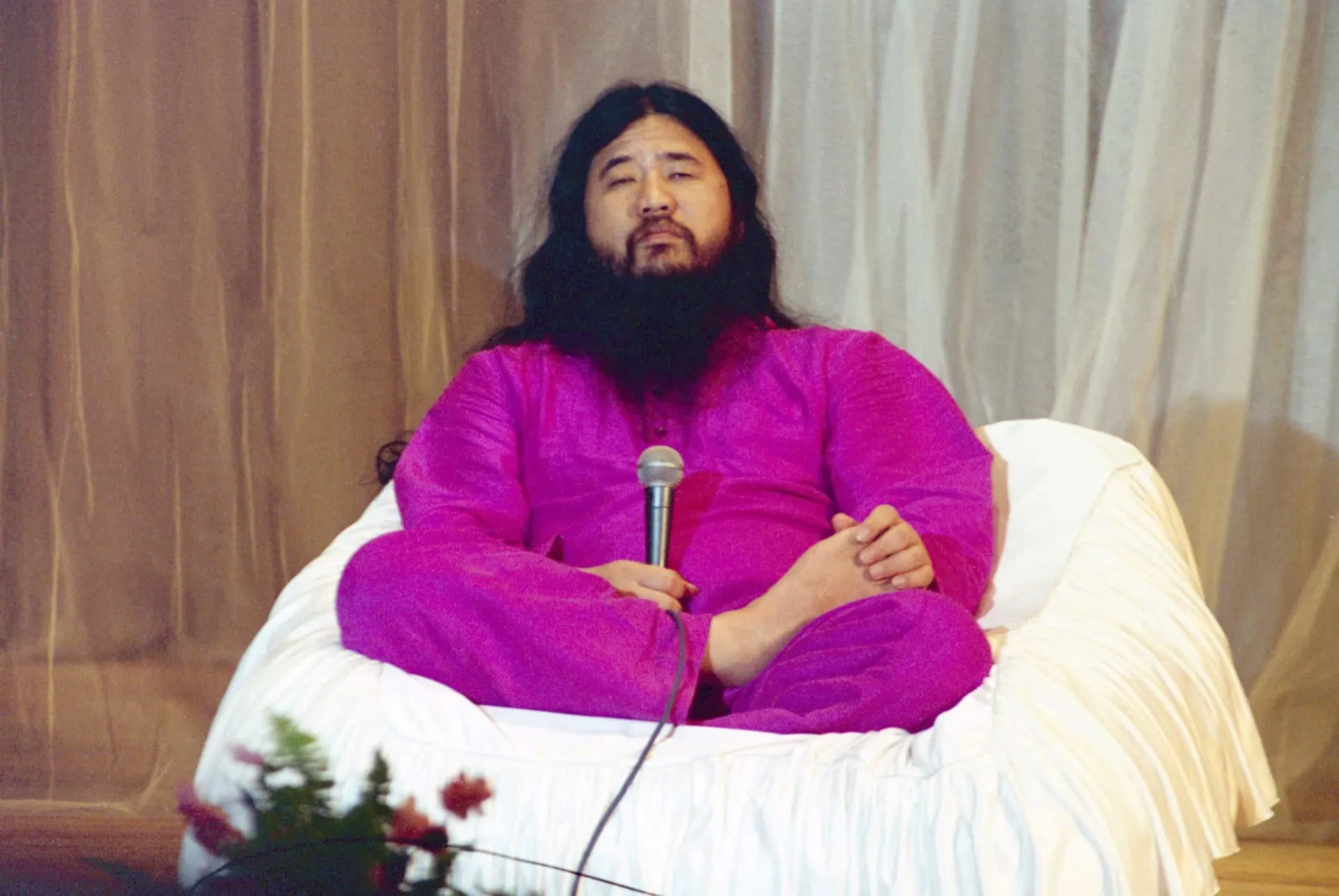 Shoko Asahara, líder do culto japonês Aum Shinrikyo, com longa barba e cabelos, em uma imagem de arquivo.