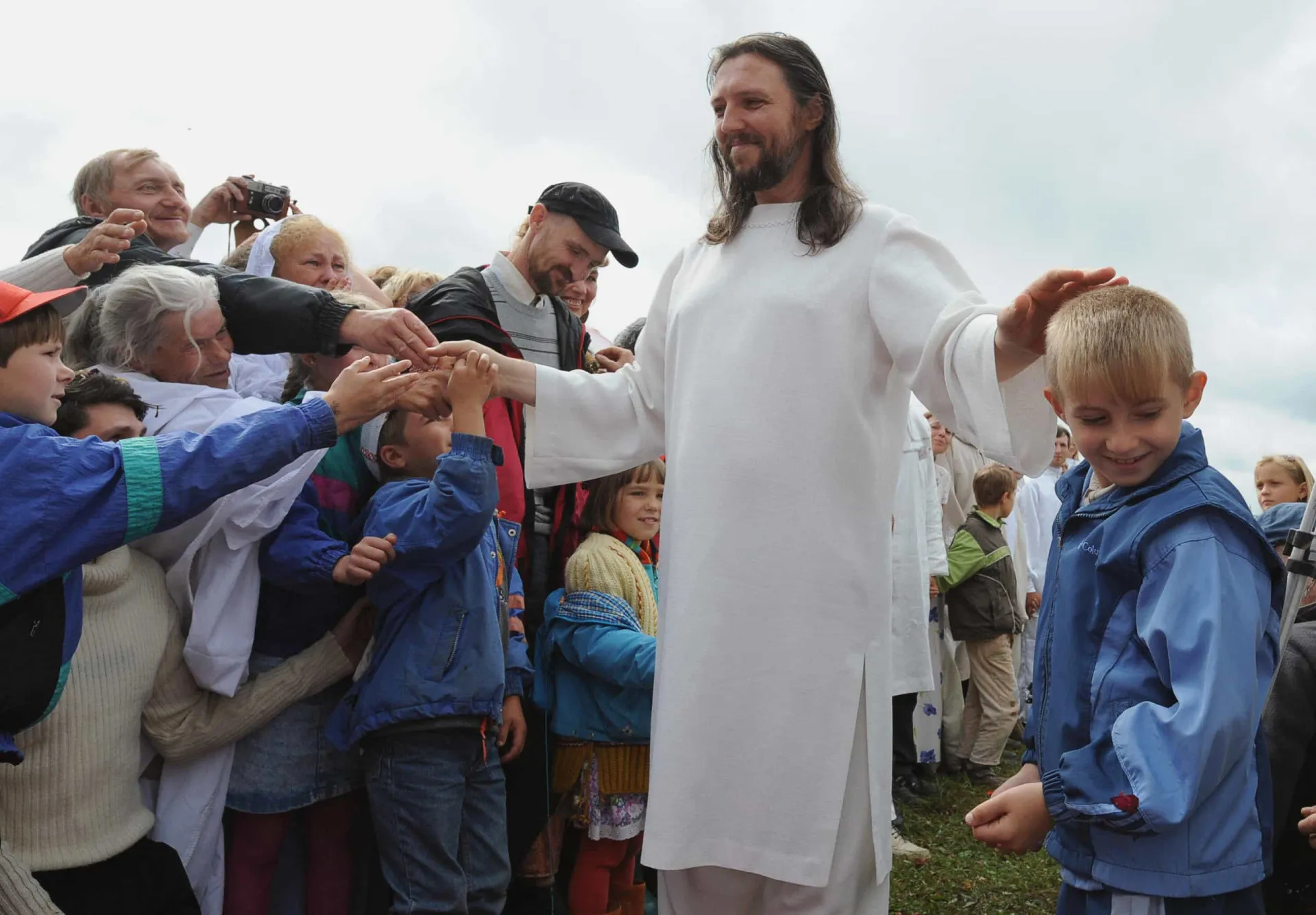 Vissarion em meio aos seus seguidores na Sibéria, com sua aparência de Cristo se destacando na paisagem.
