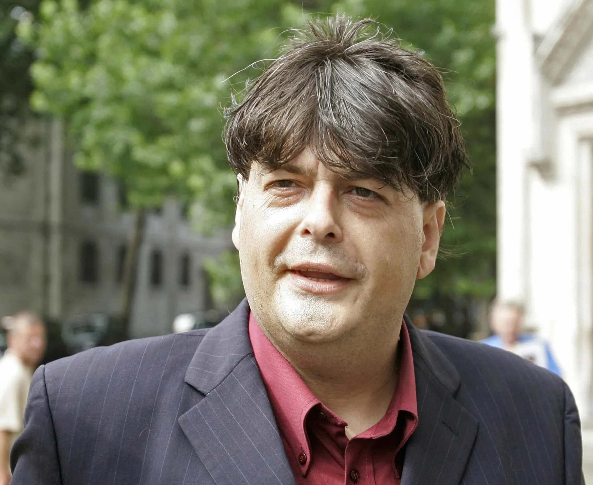 David Shayler, ex-agente do MI5, falando com a imprensa, com uma aparência mais convencional.