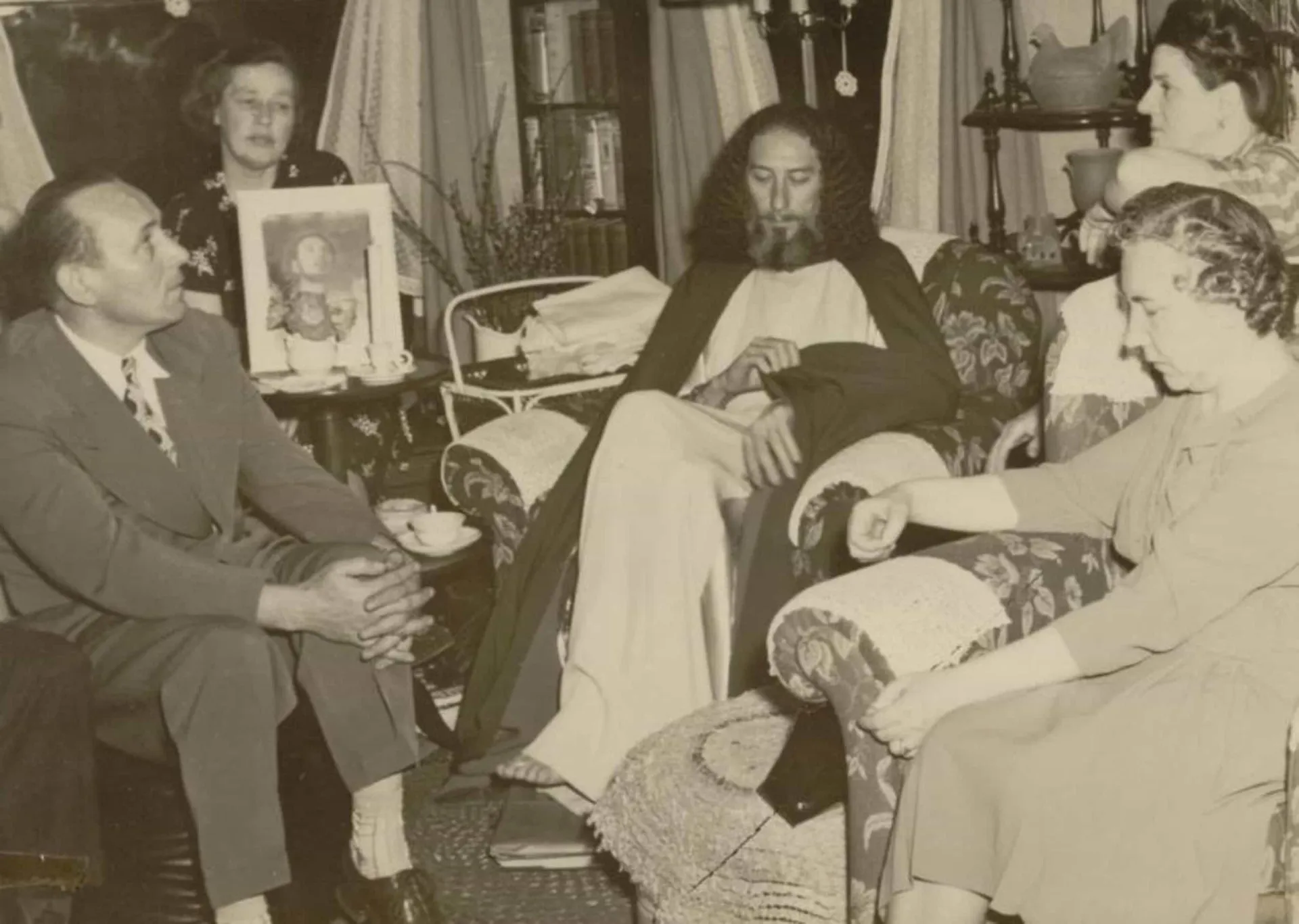 Krishna Venta em um retrato formal, com barba e cabelos longos, olhando diretamente para a câmera.