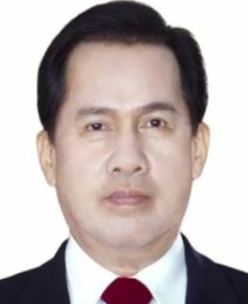 Apollo Quiboloy, líder religioso filipino, sorrindo e acenando para seus seguidores.