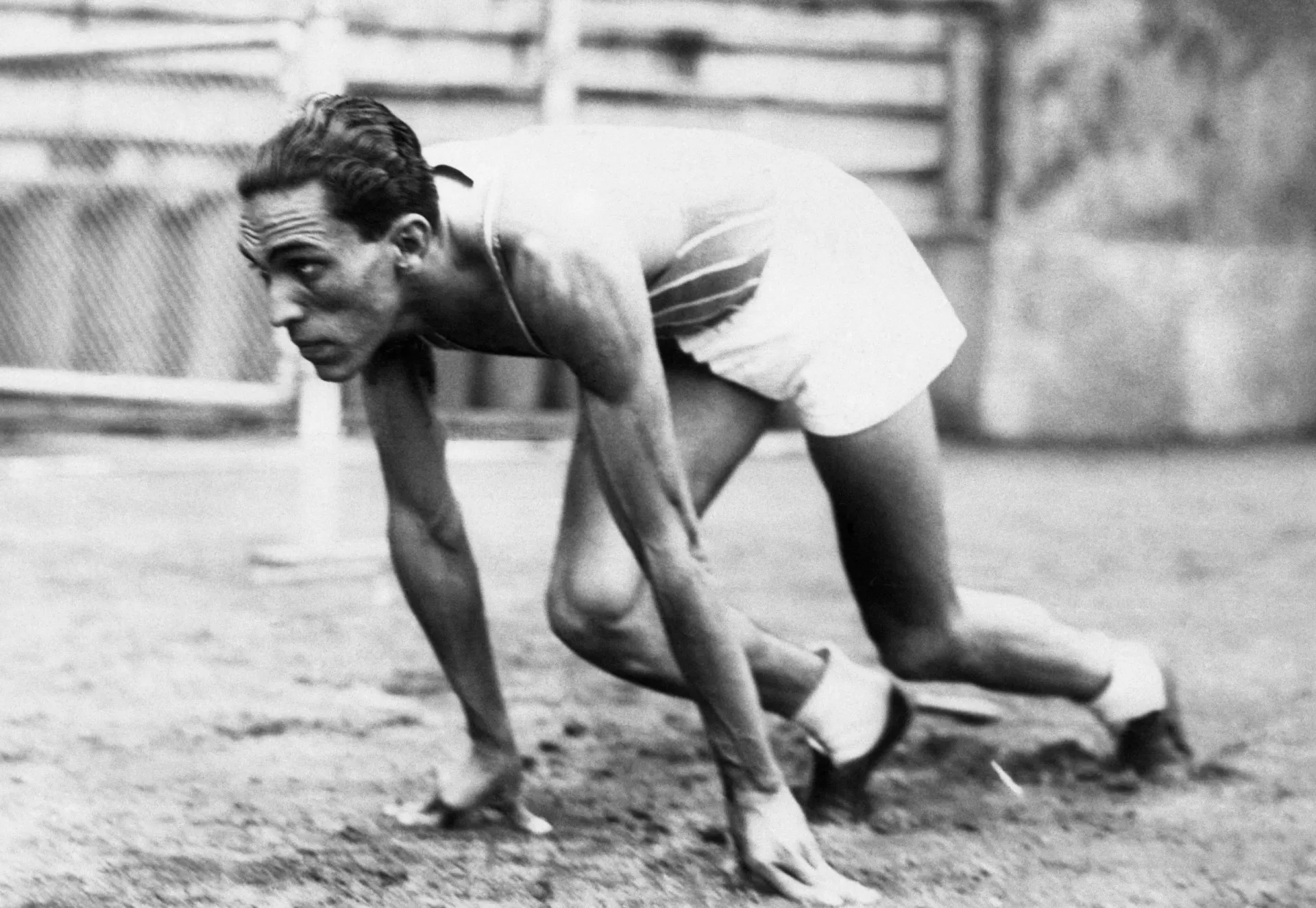 O barreirista brasileiro Sylvio de Magalhães Padilha treinando para as Olimpíadas de 1932.