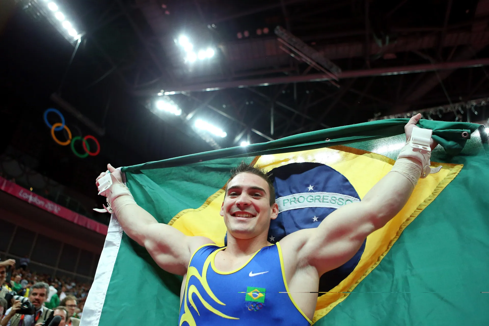 Arthur Zanetti celebra sua medalha de ouro nas argolas na Olimpíada de Londres.