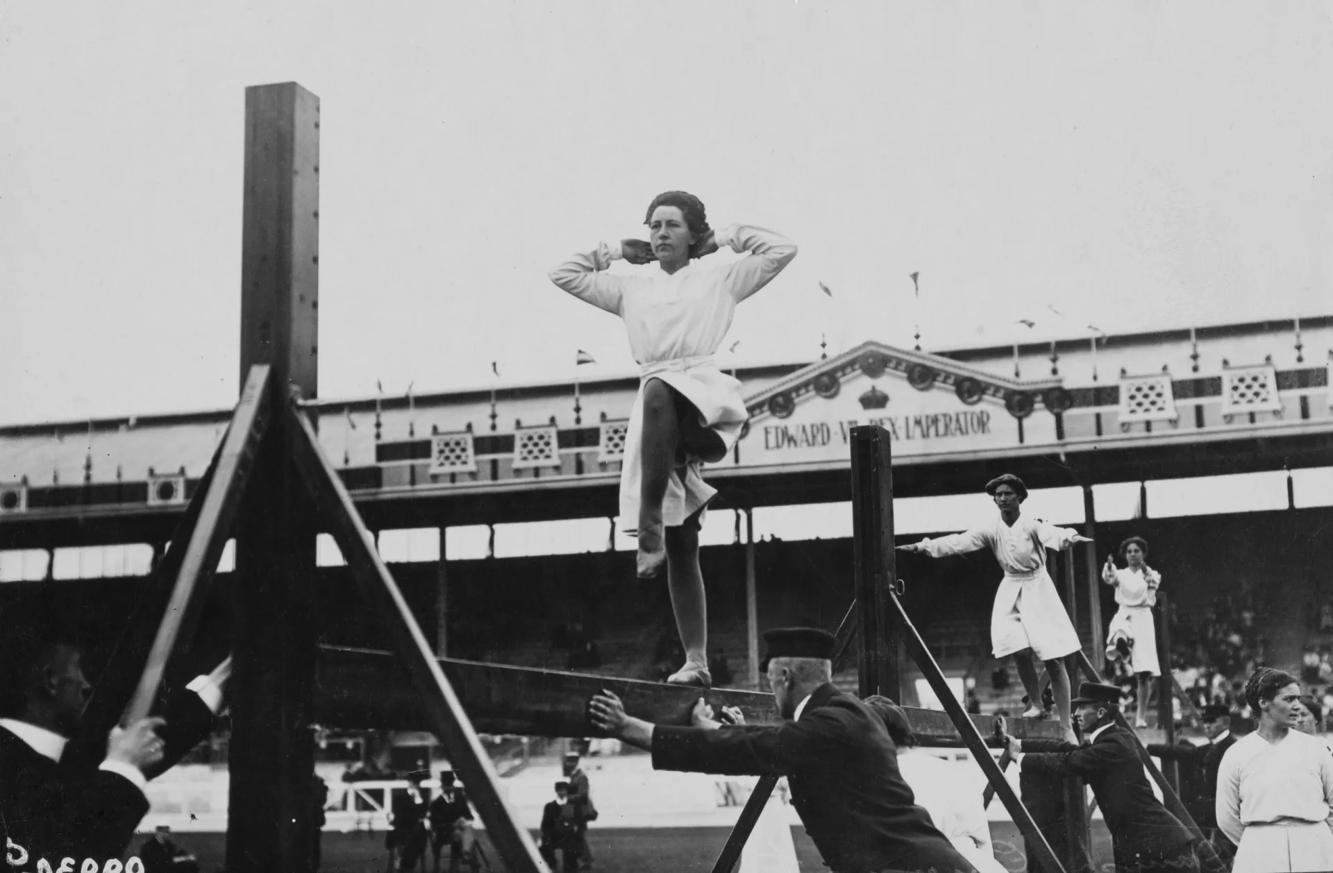 Ginastas se apresentando na trave de equilíbrio nos Jogos Olímpicos de Londres em 1908.