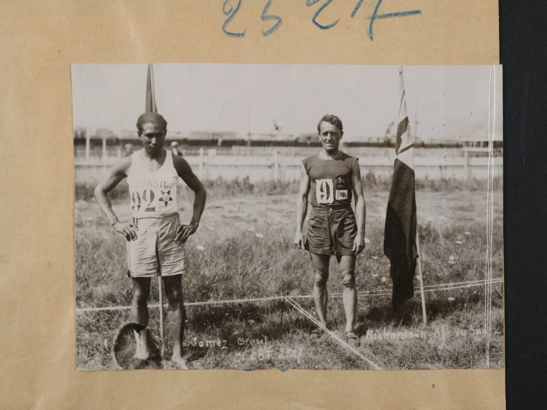 Um atleta brasileiro competindo na prova de cross-country nos Jogos de Paris de 1924.