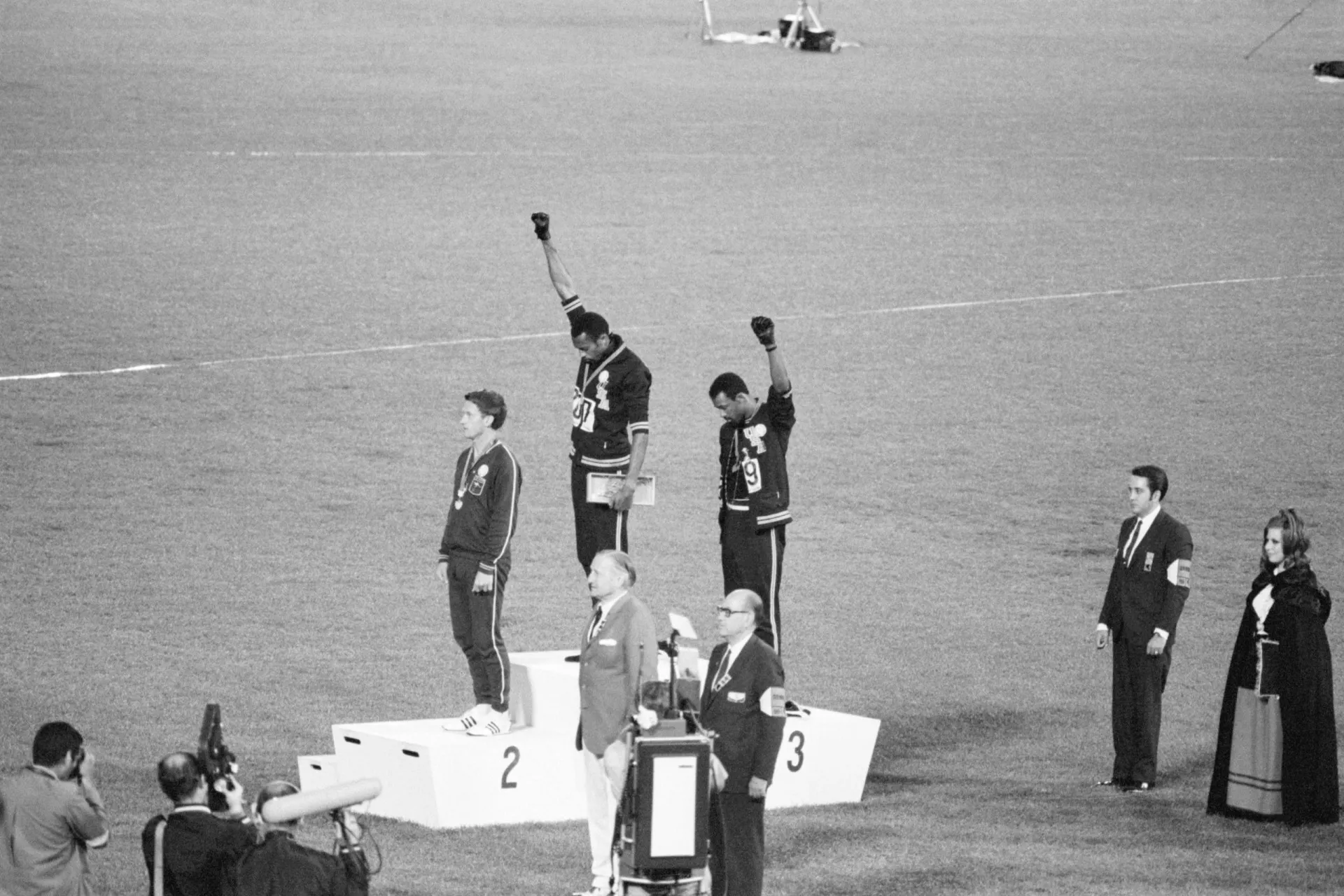 Os atletas Tommie Smith e John Carlos fazendo o protesto Black Power no pódio olímpico.