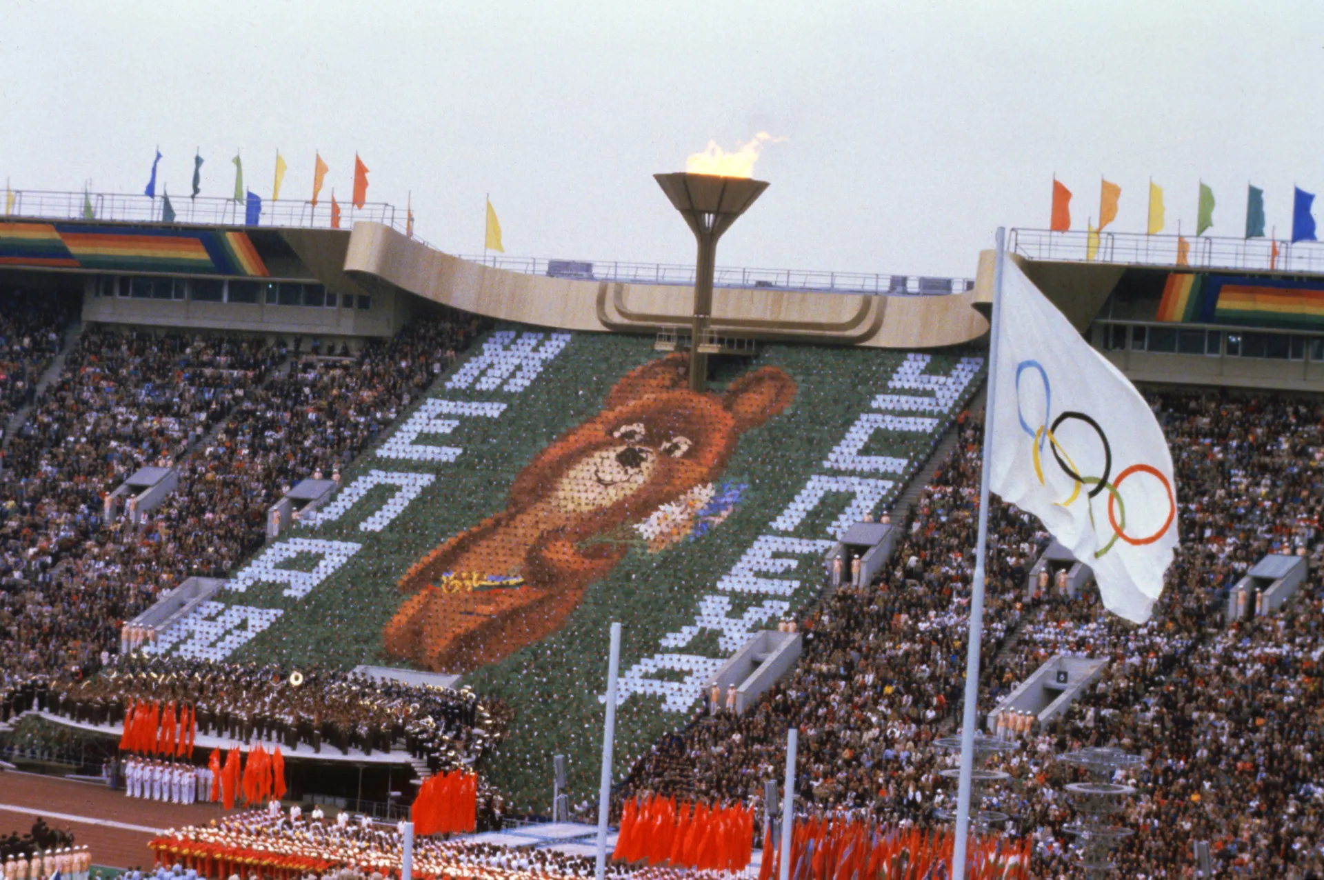 O mascote Misha na cerimônia de abertura dos Jogos Olímpicos de Moscou em 1980.
