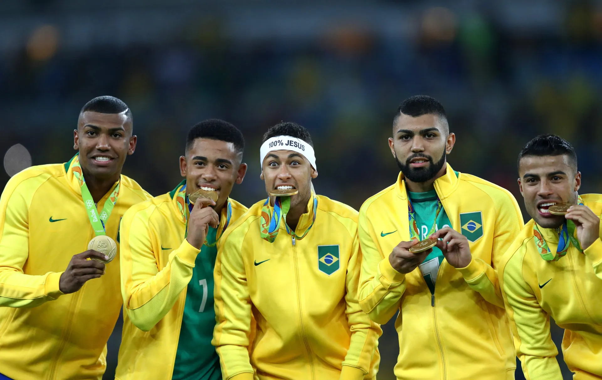 Jogadores da seleção brasileira de futebol comemoram o ouro olímpico no Maracanã.