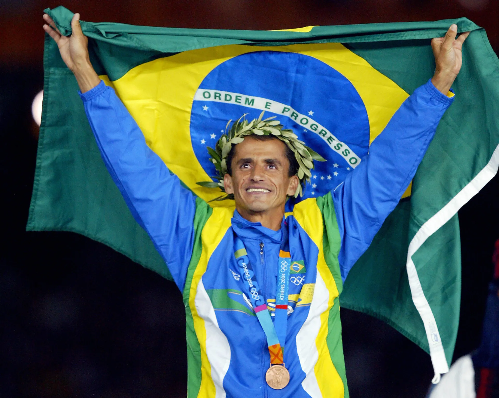 Vanderlei Cordeiro de Lima no pódio com sua medalha de bronze da maratona.