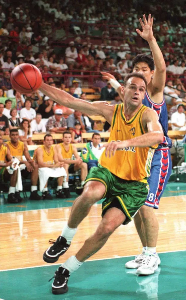 O ícone do basquete Oscar Schmidt em ação durante um jogo contra a Coreia em Atlanta.