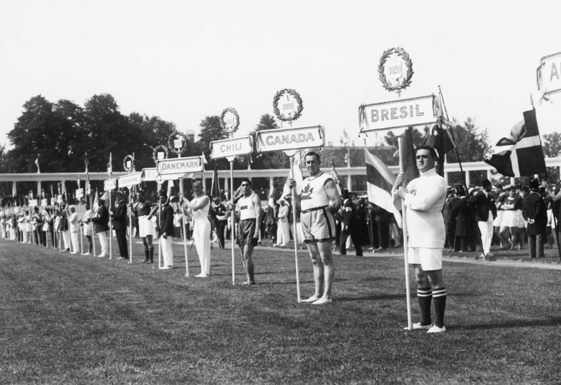 Cerimônia de abertura dos Jogos da Antuérpia, com a delegação do Brasil (Brésil) presente.