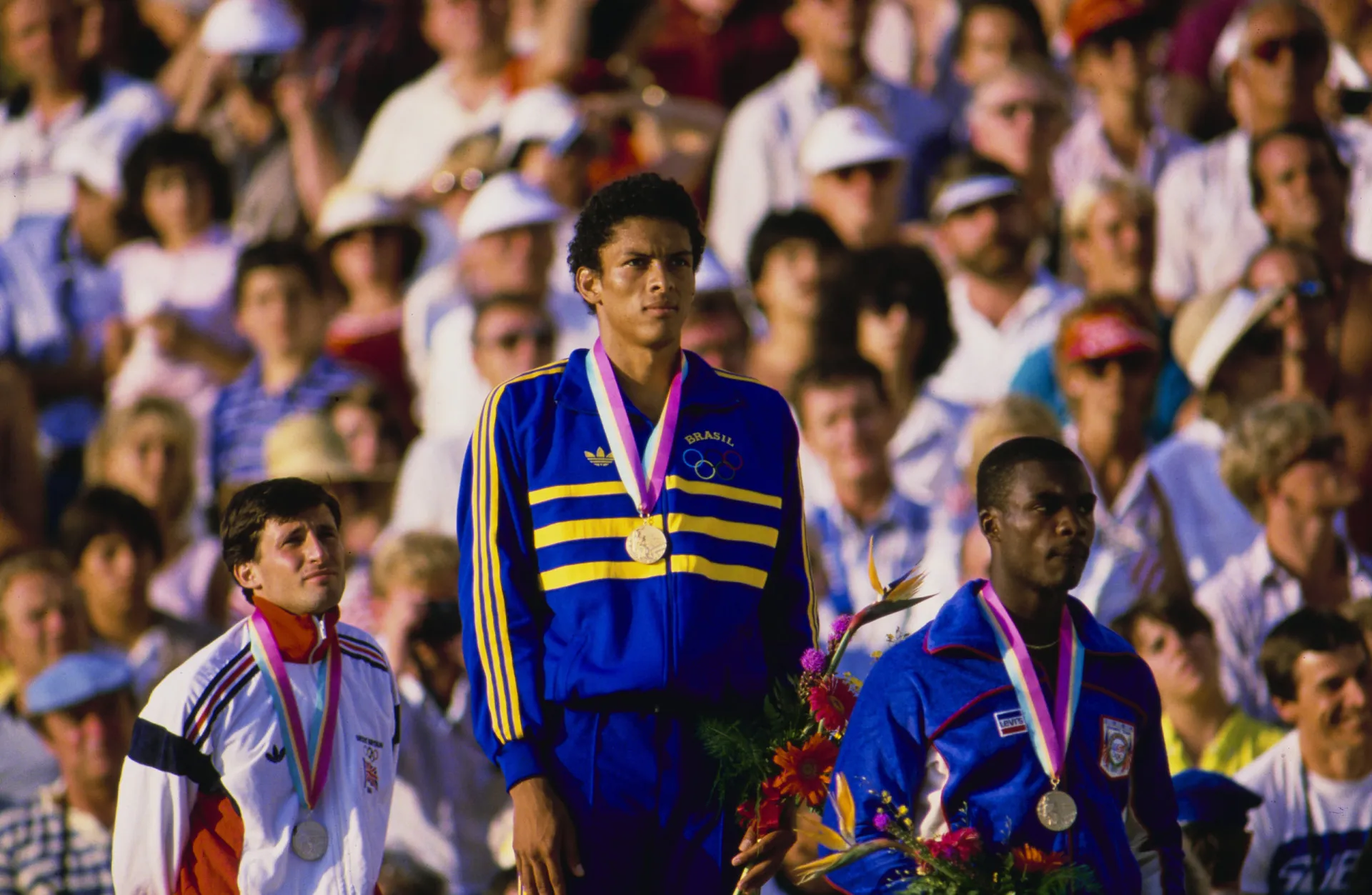 Joaquim Cruz no pódio com sua medalha de ouro nos 800 metros em Los Angeles.