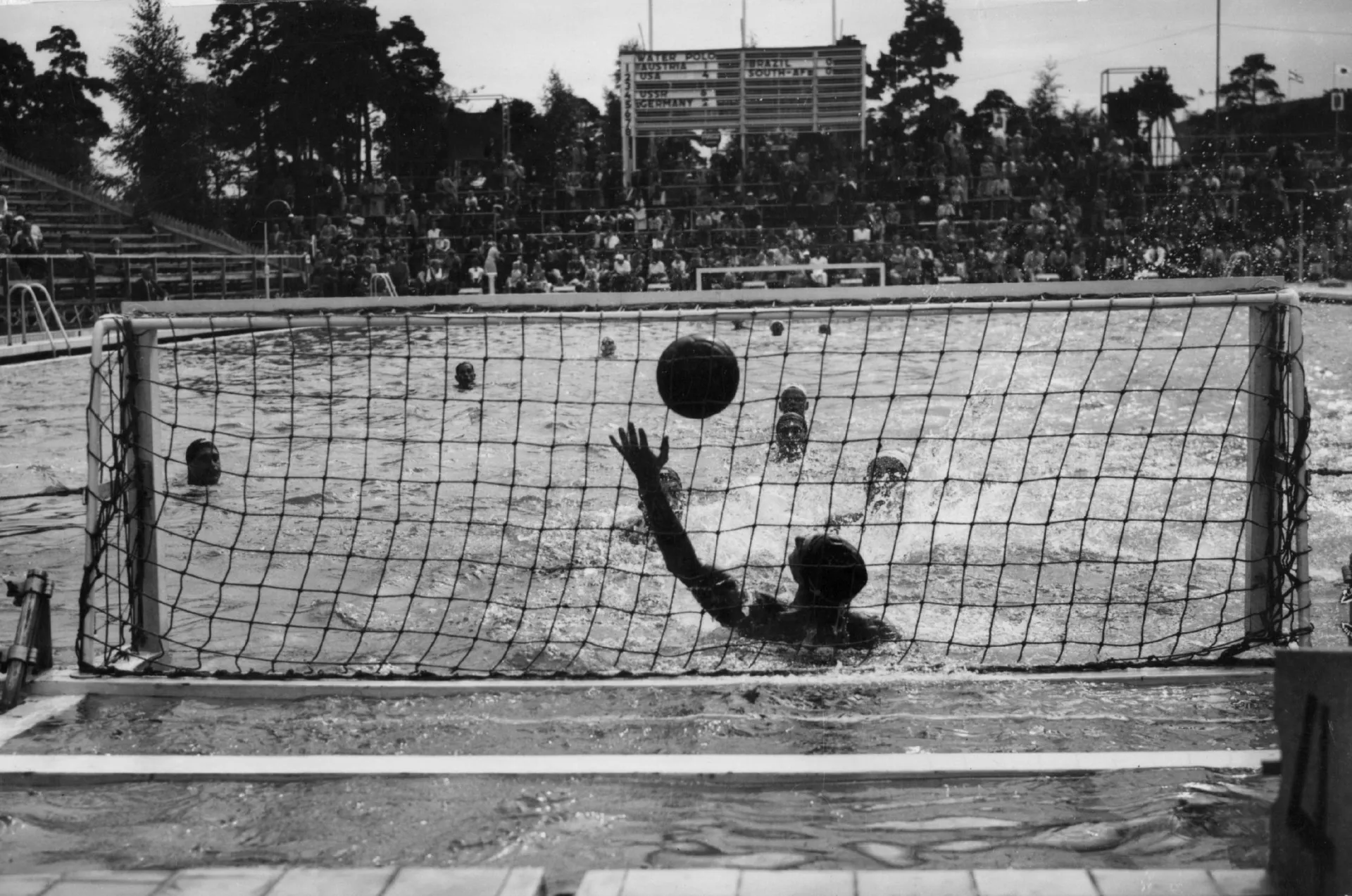 Uma partida de polo aquático entre as seleções do Brasil e da África do Sul em Helsinque.