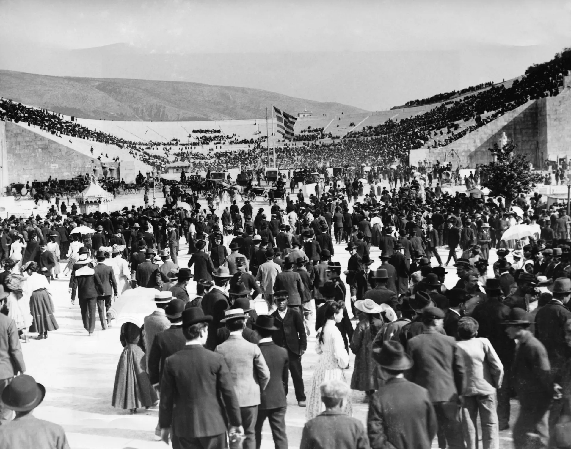 Multidões chegando ao estádio Panatenaico para a abertura dos primeiros Jogos Olímpicos modernos.