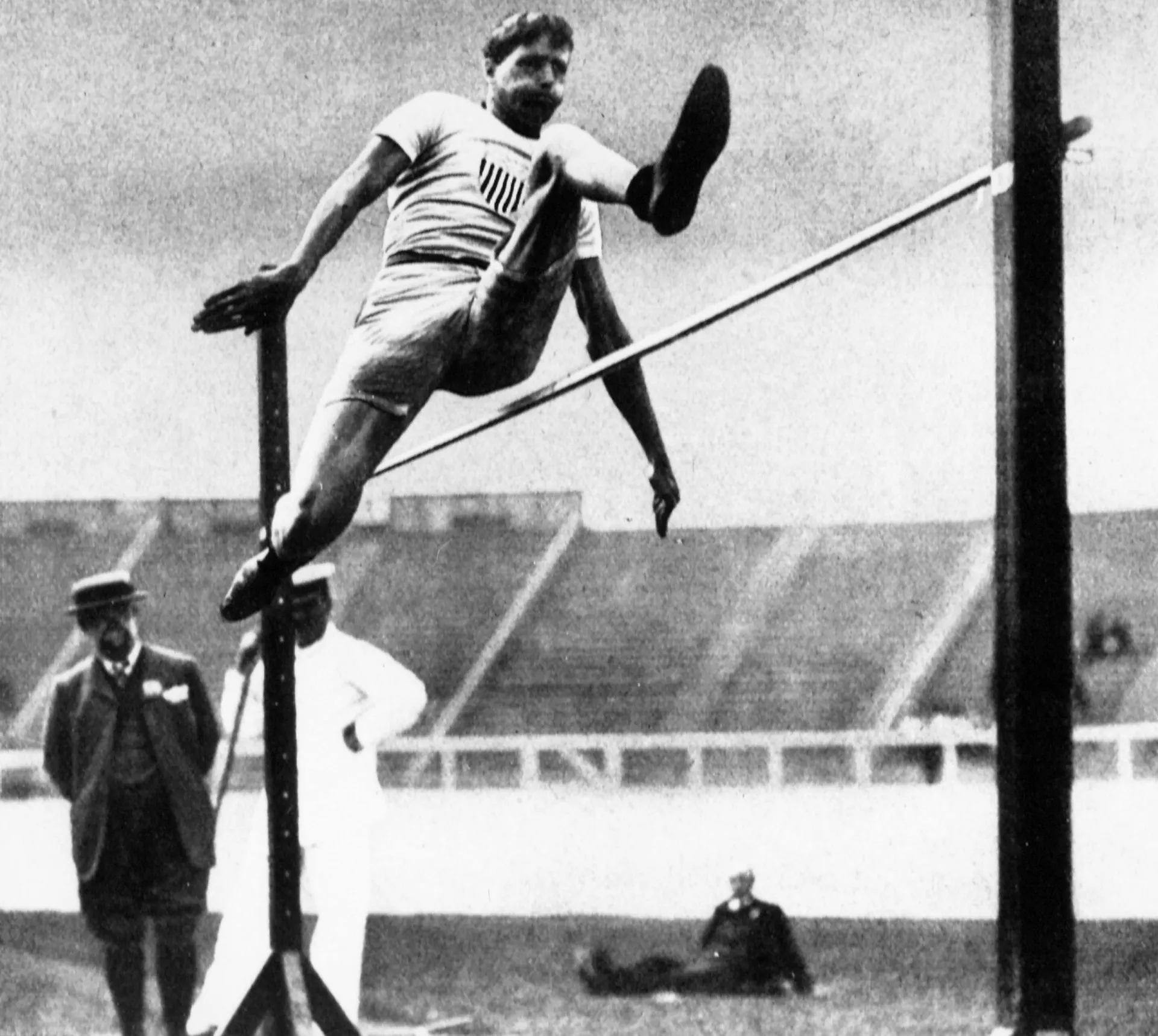 Um atleta competindo no salto em altura durante os Jogos de Paris de 1900.