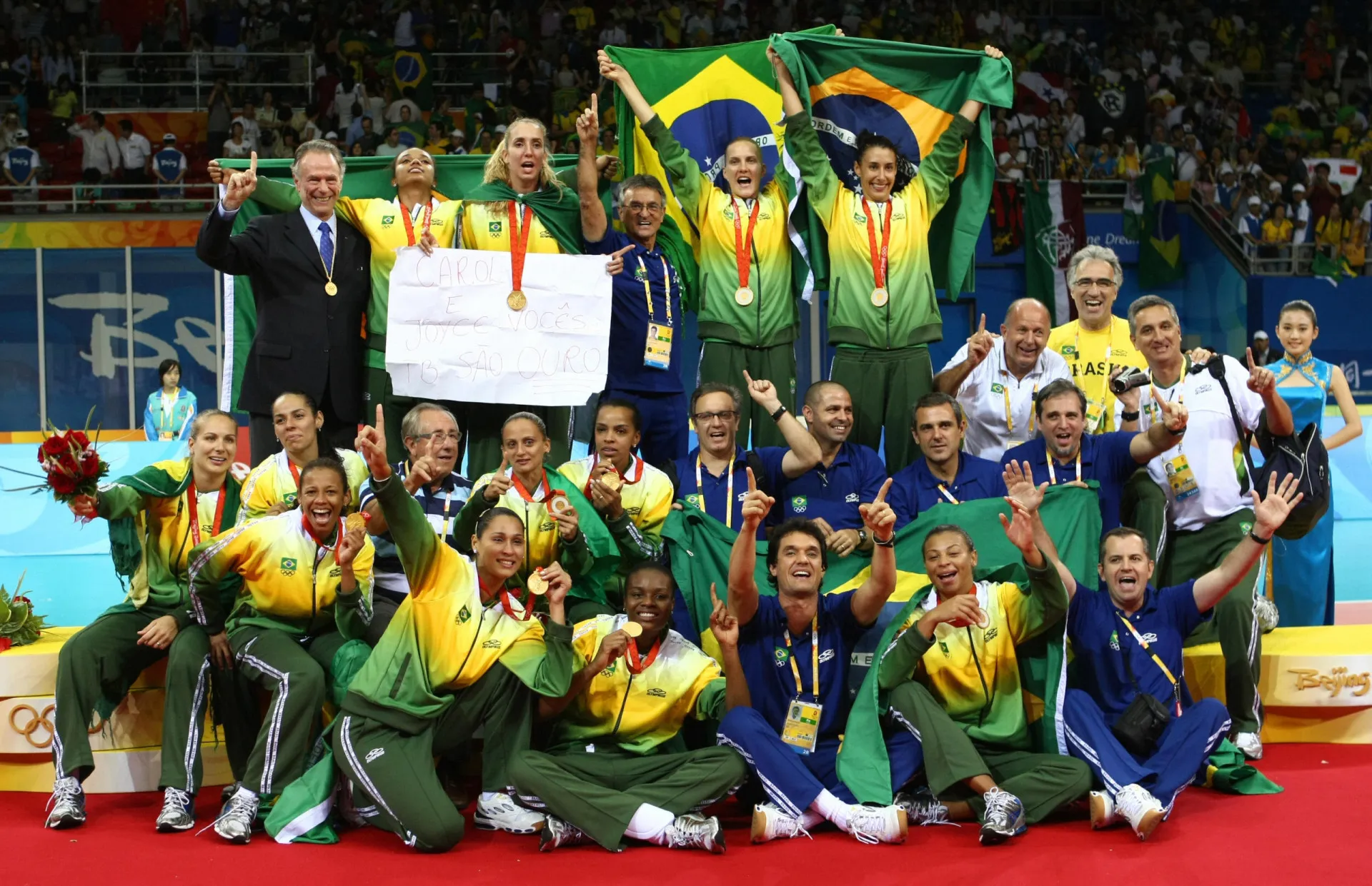 A seleção brasileira de vôlei feminino comemora a medalha de ouro em Pequim.