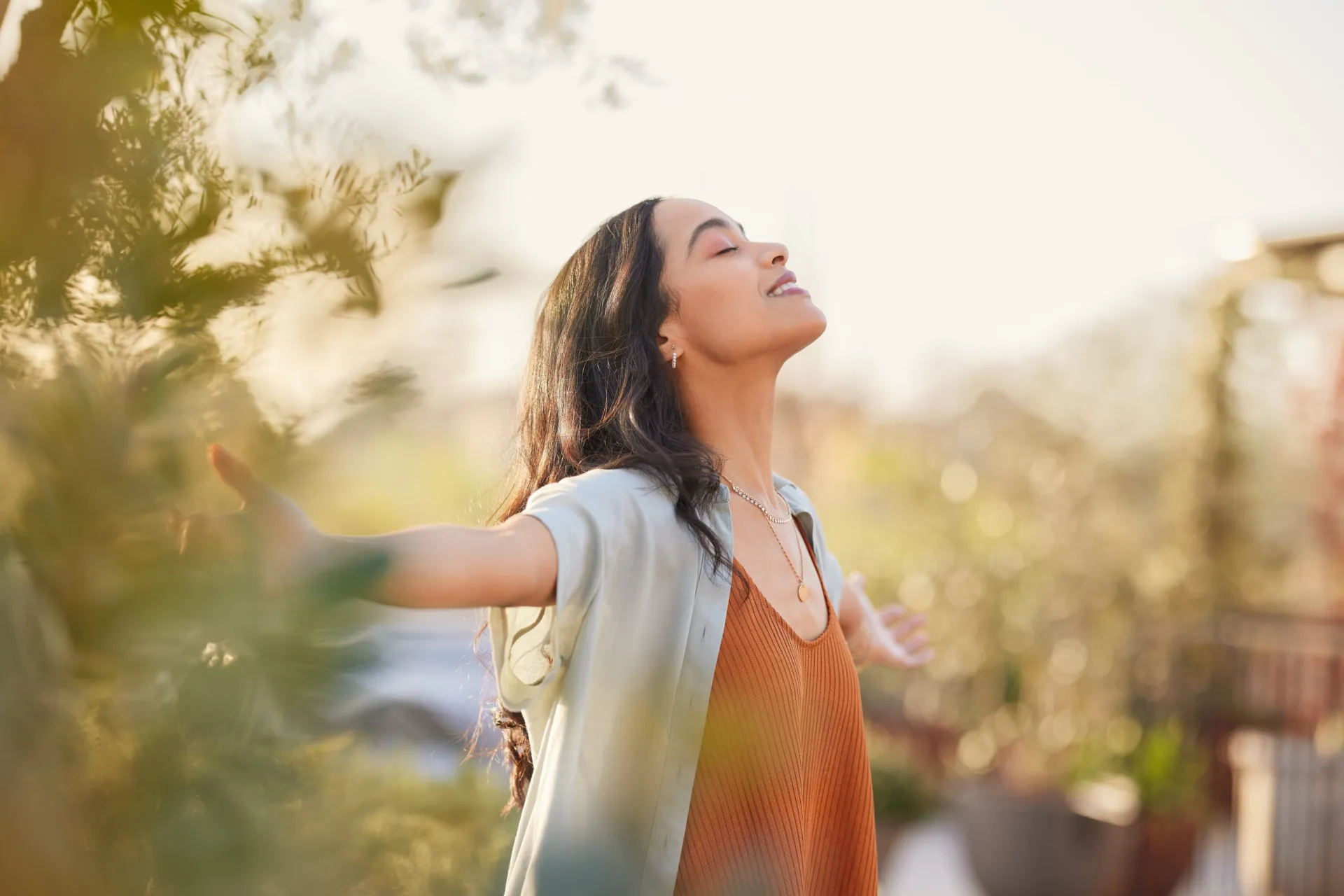 Mãos juntas em um gesto de oração ou gratidão, com uma luz suave ao redor.