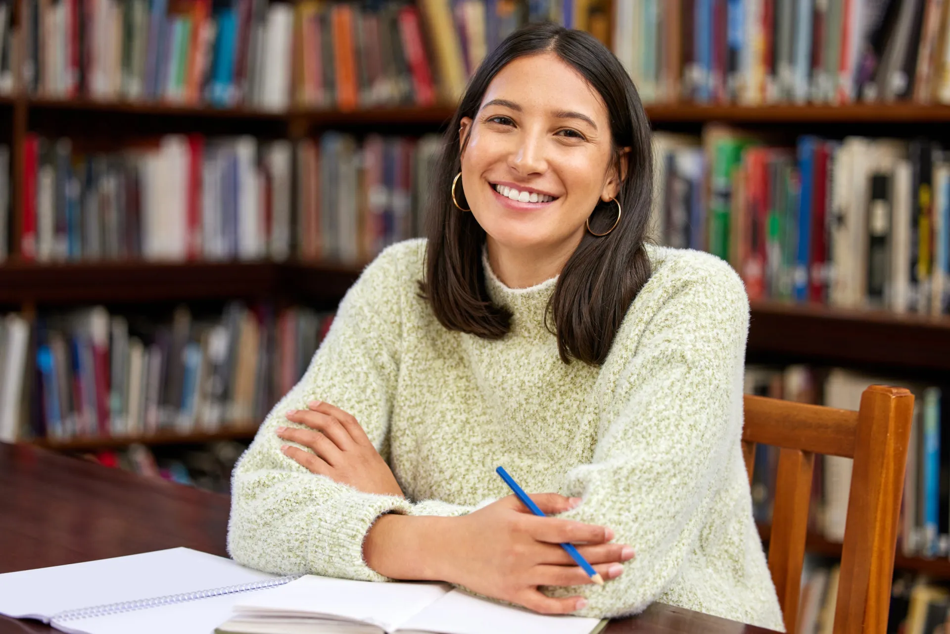 Pilha de livros antigos, simbolizando o conhecimento e a educação.