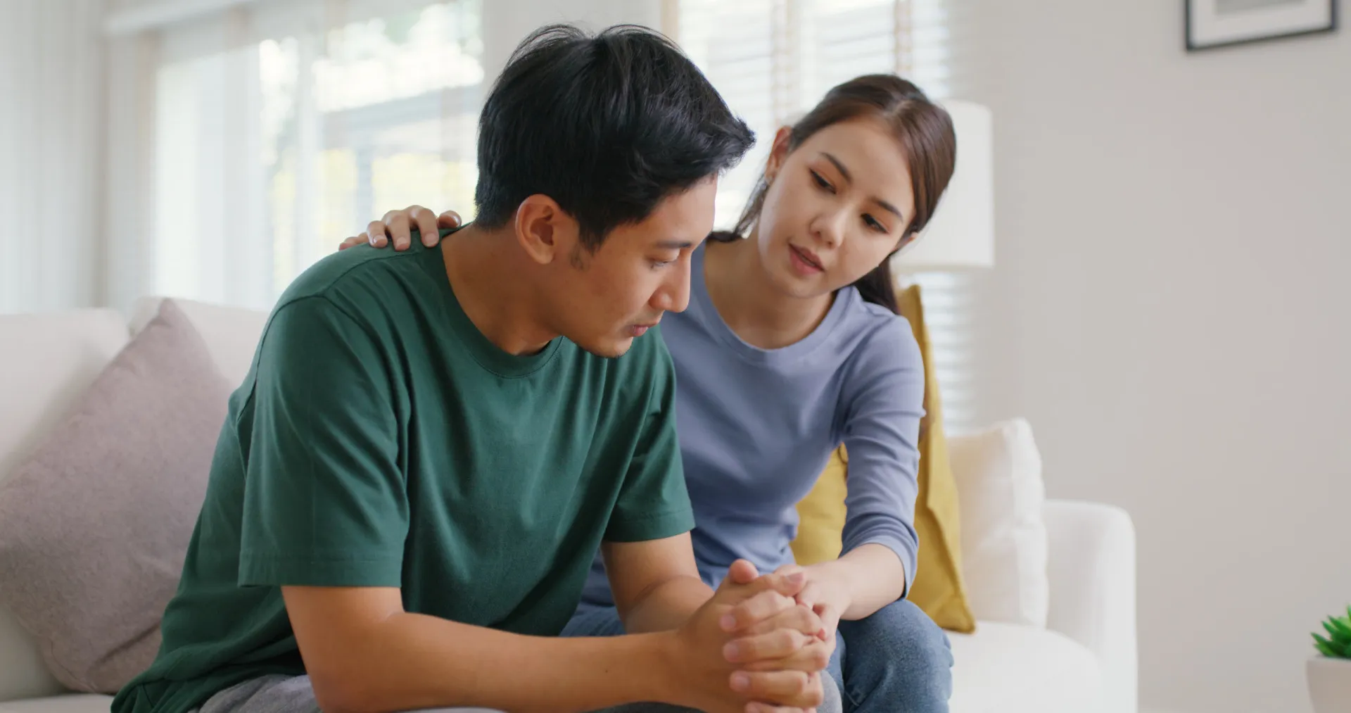 Duas pessoas se abraçando em um ato de perdão e reconciliação.