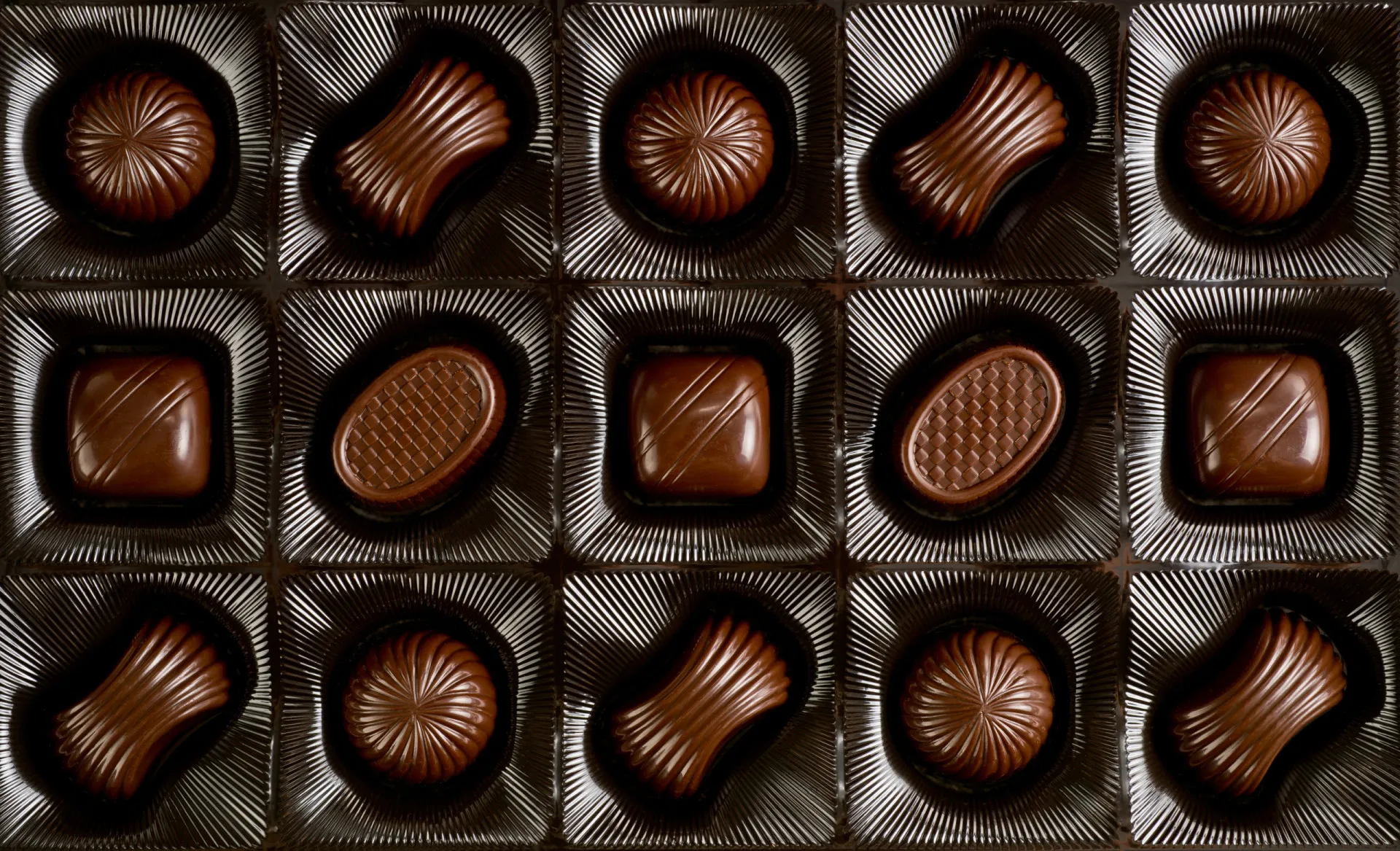 Uma variedade de sobremesas de chocolate exibidas de forma elegante.