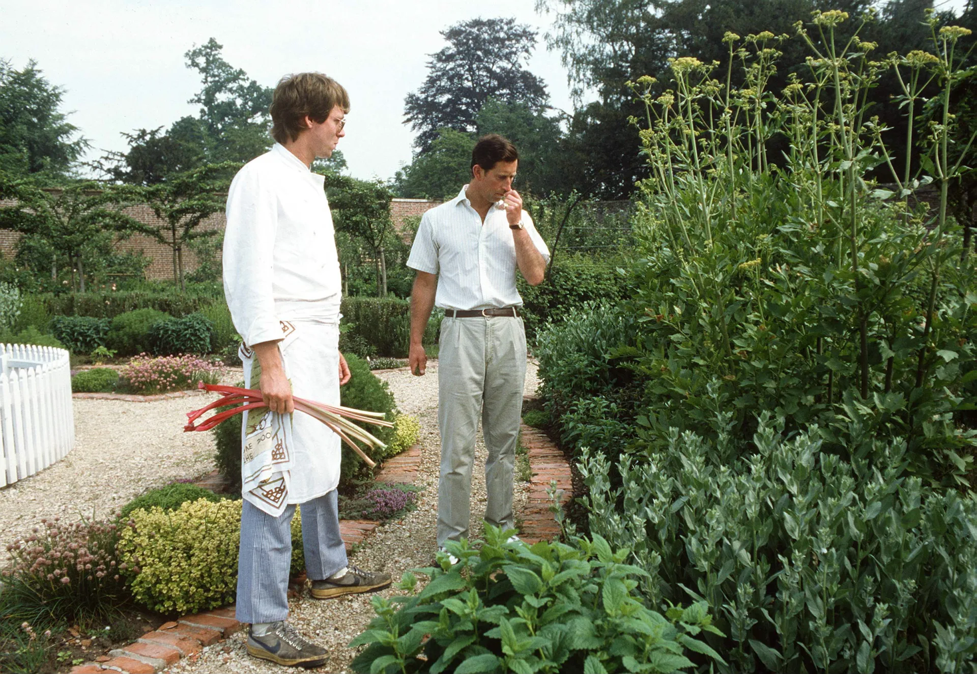 Rei Charles inspecionando vegetais em uma de suas propriedades rurais.