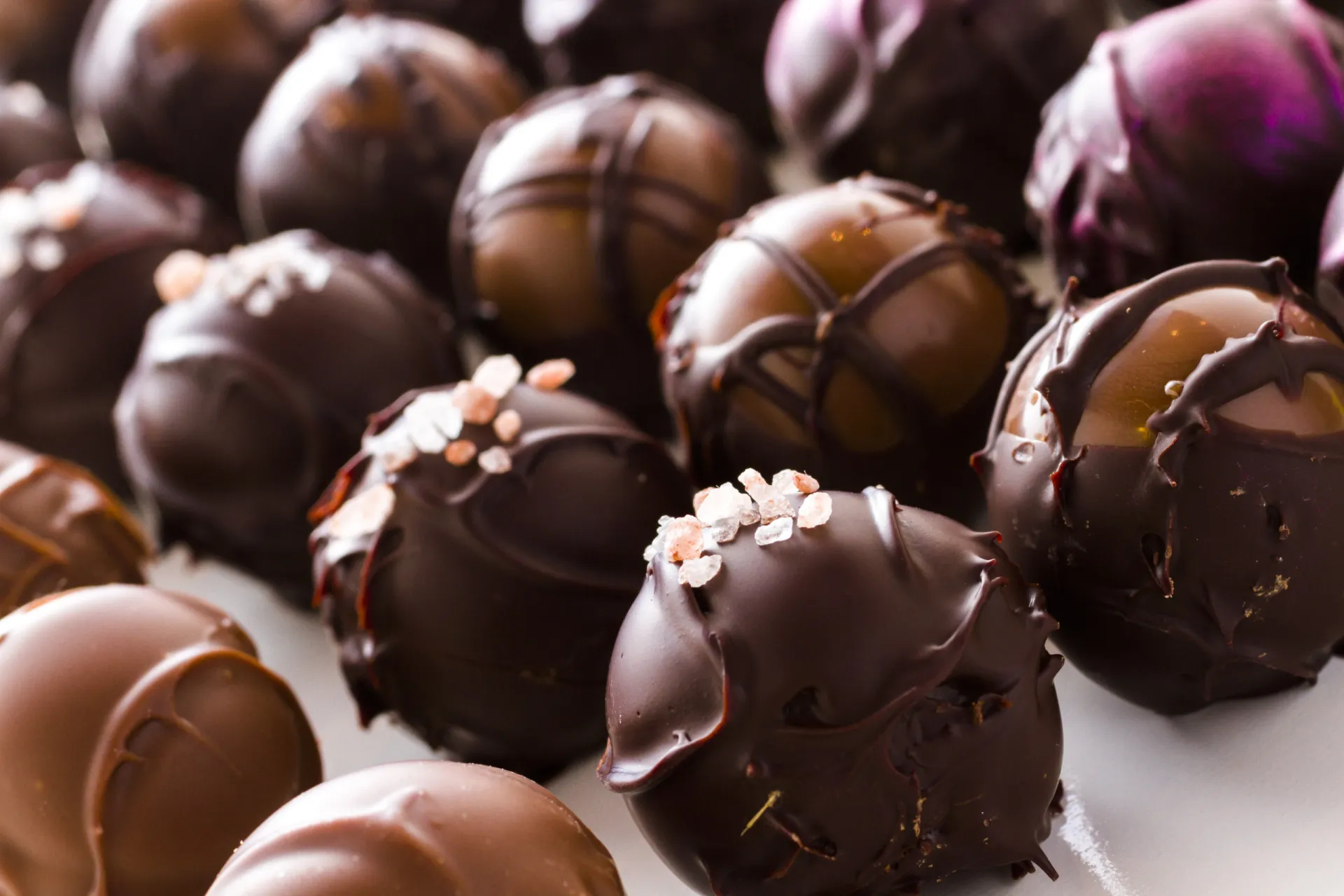 Pedaços de chocolate amargo e ao leite empilhados.