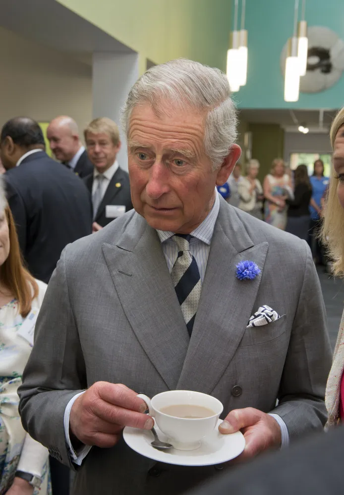 Rei Charles e Camilla, a Rainha Consorte, tomando chá durante um evento.